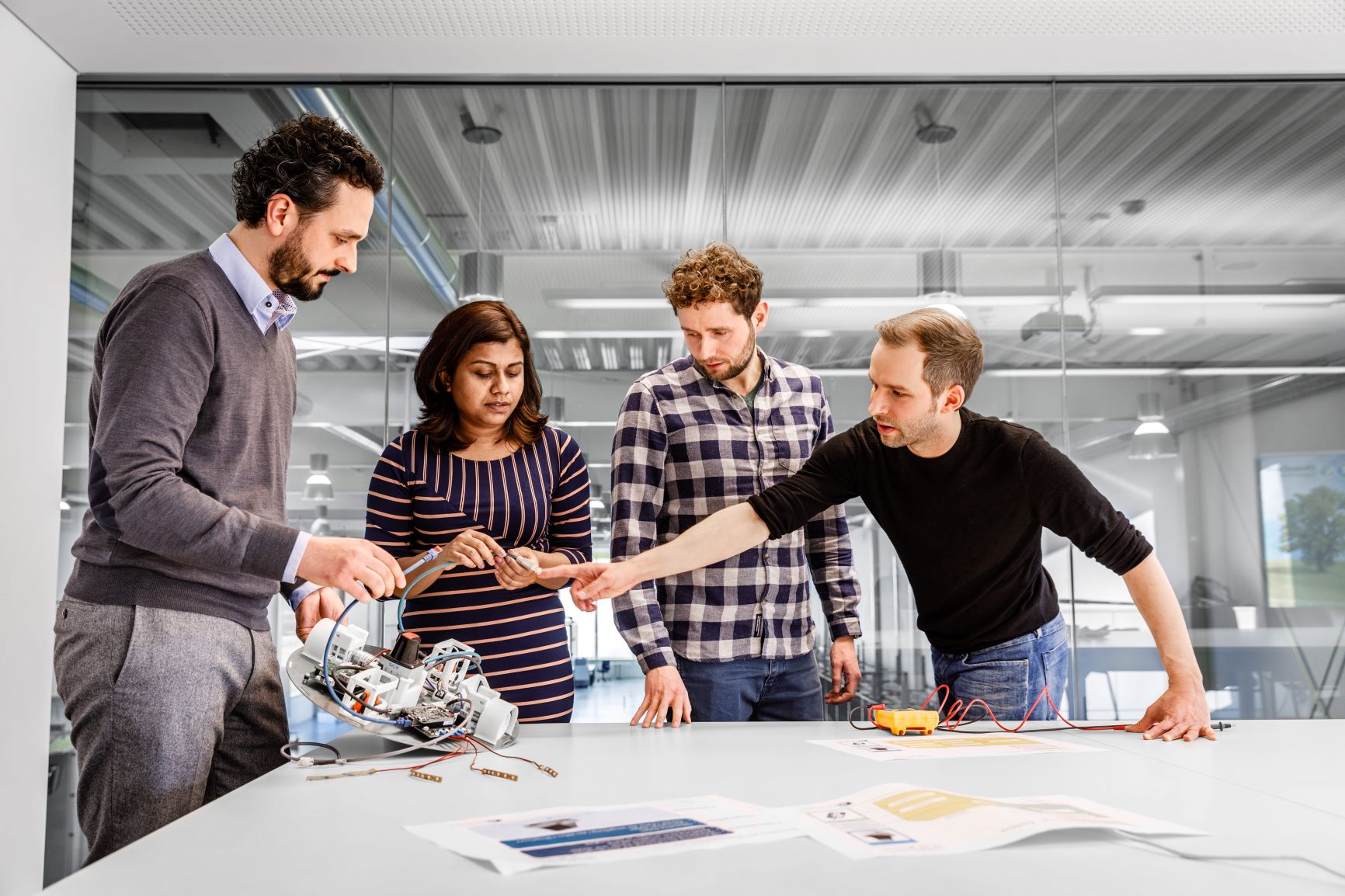 Eine Gruppe Forschender arbeitet zusammen an einem Projekt.