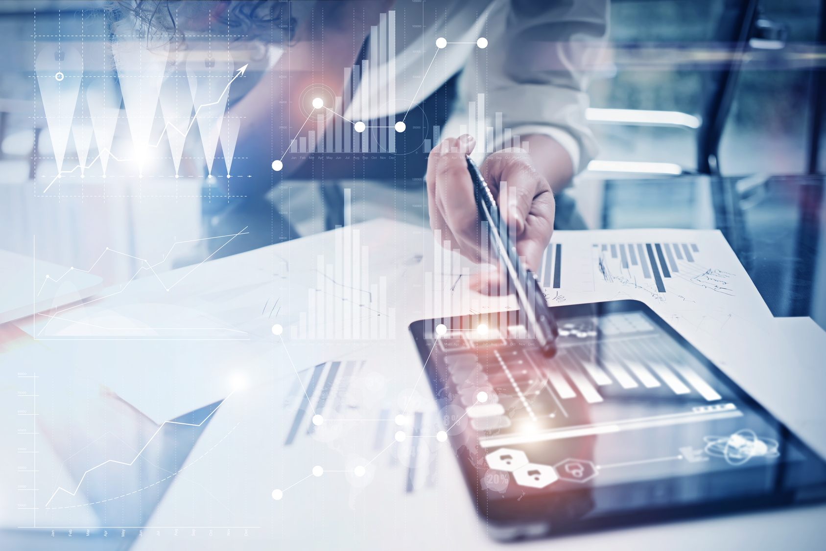 Tablet zur Unterstützung des Instandhaltungsmanagements, umgeben von Dokumenten mit Statistiken, symbolisiert die digitale Prozessoptimierung in der Instandhaltung.