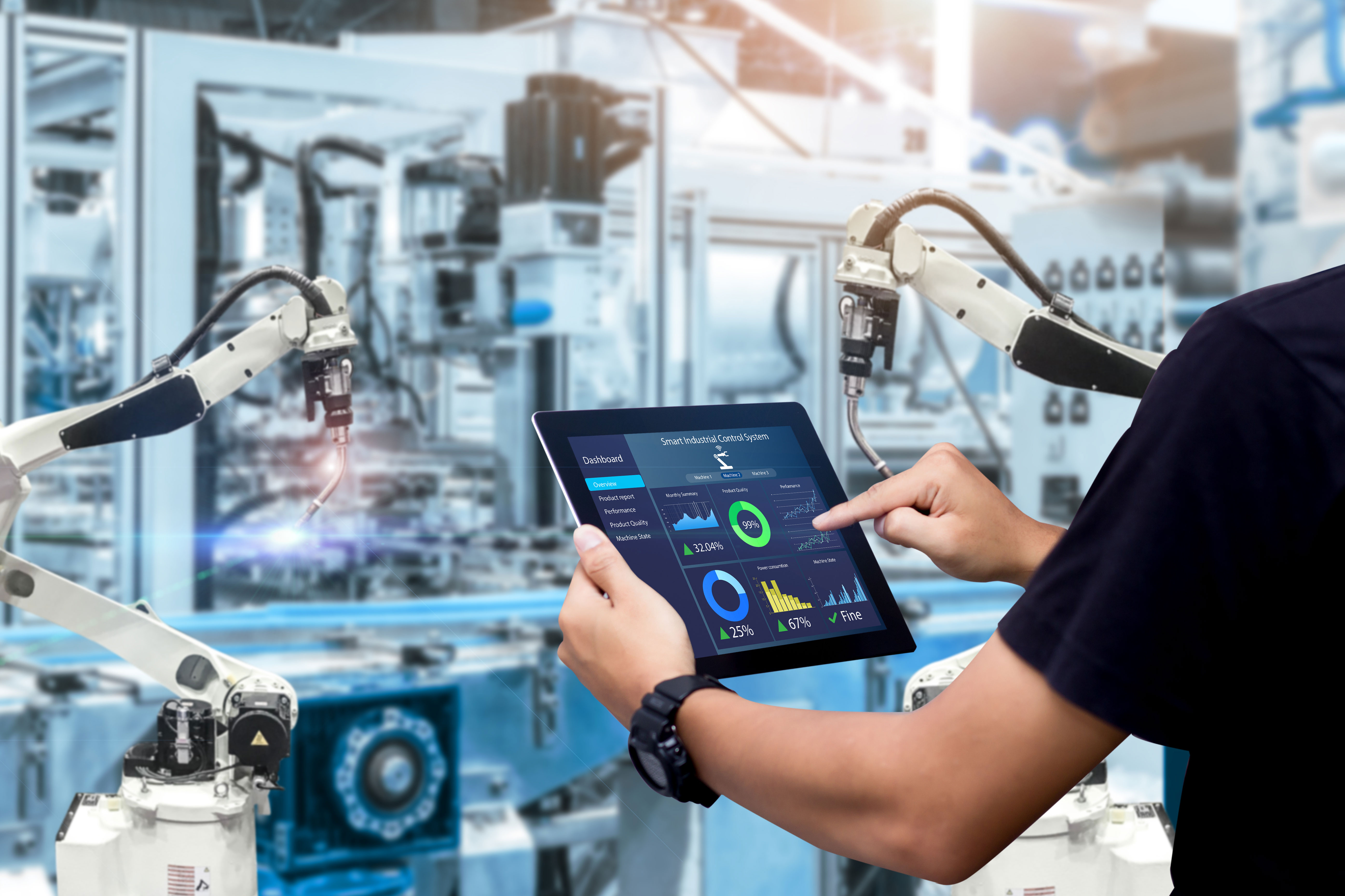 Mann bedient ein Tablet, worauf Statistiken abgebildet sind, während im Hintergrund verschiedene Roboter das Anlagen- und Servicemanagement unterstützen.