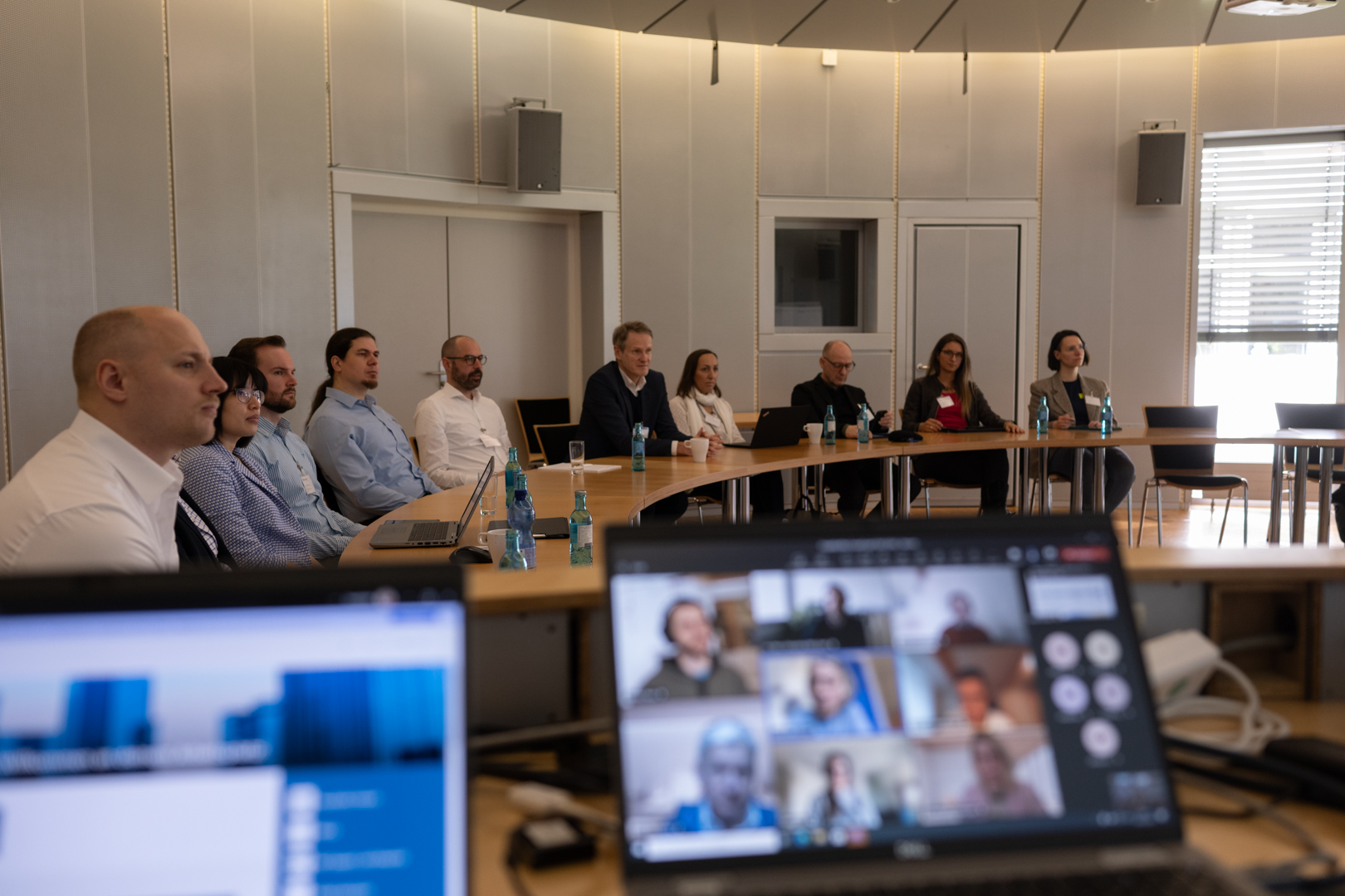Vortrag Konferenzraum vom 29. Januar 2024, dem ersten Projekttreffen des vom Bundesministerium für Umwelt, Naturschutz, nukleare Sicherheit und Verbraucherschutz geförderten Projekts ForestGuard - Entwaldungsfreie Lieferketten am Fraunhofer IML in Dortmund 