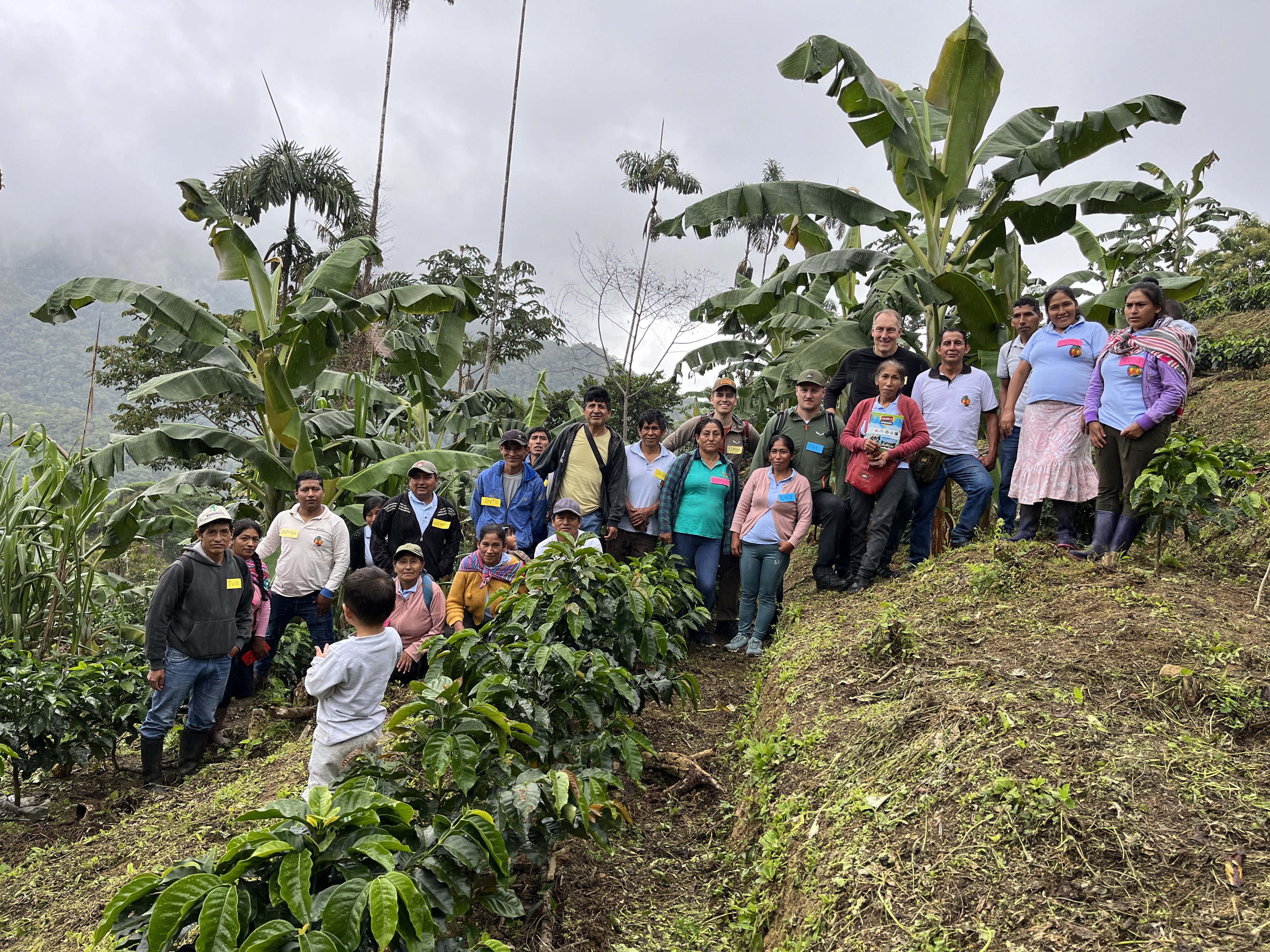 Gruppenfoto mit den Kaffeebauern in Peru