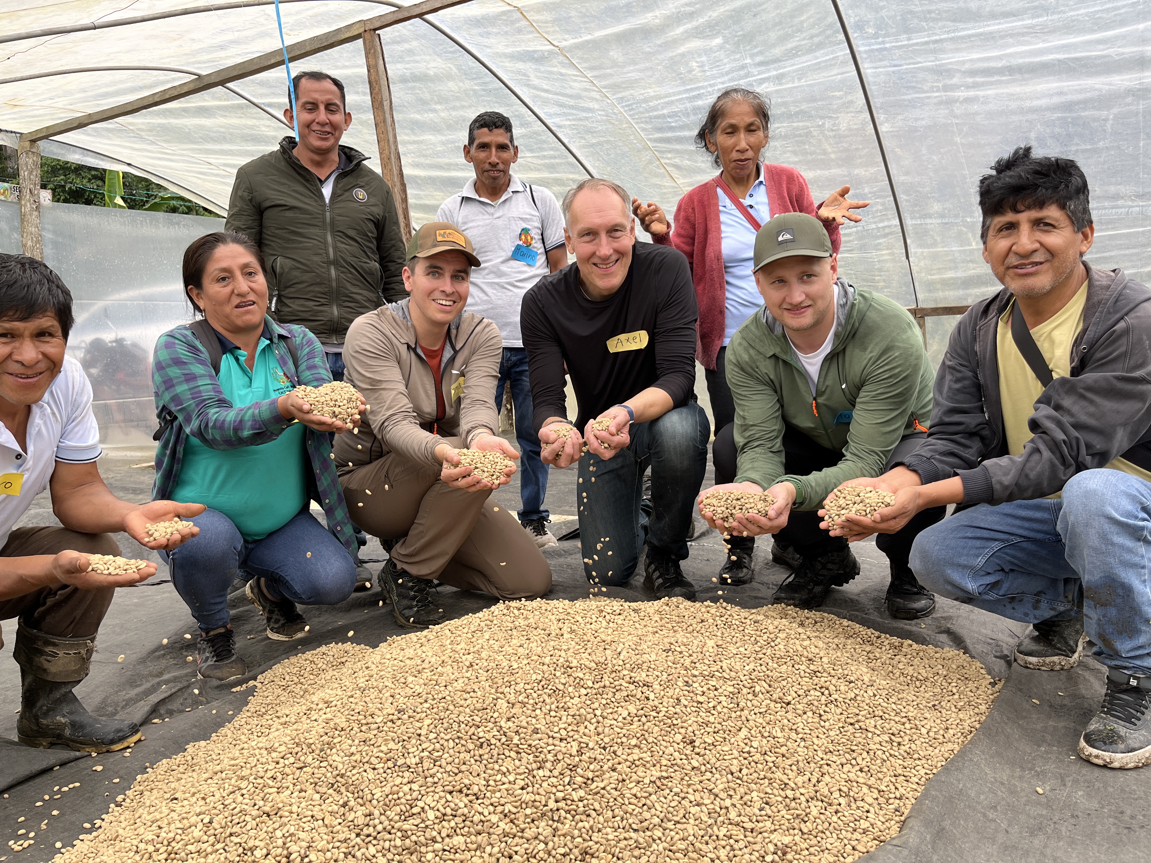 Gruppenfoto mit denKaffebauern und die  Kaffeebohnen werden präsentiert