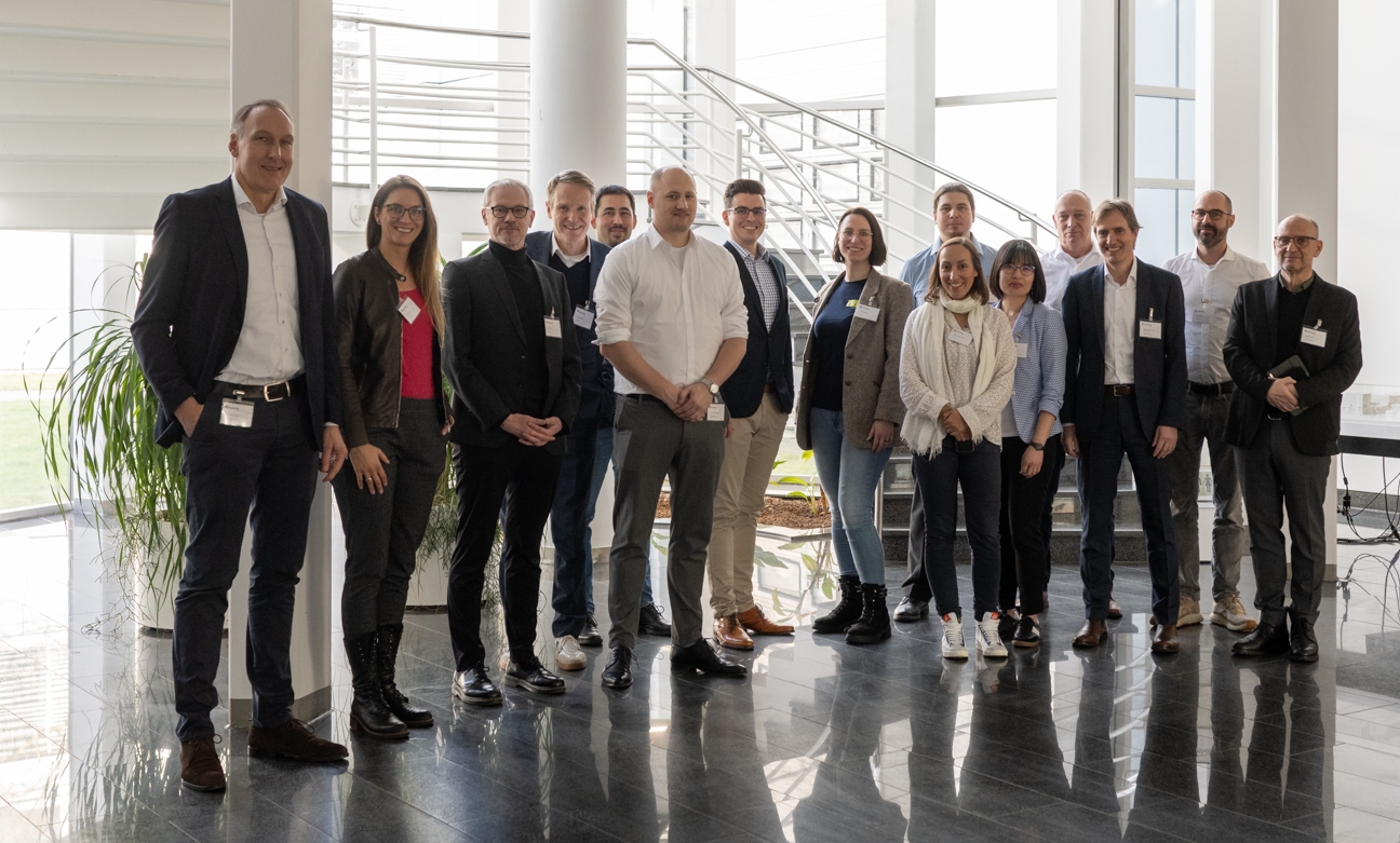 Gruppenfoto vom 29. Januar 2024, dem ersten Projekttreffen des vom Bundesministerium für Umwelt, Naturschutz, nukleare Sicherheit und Verbraucherschutz geförderten Projekts ForestGuard - Entwaldungsfreie Lieferketten am Fraunhofer IML in Dortmund 