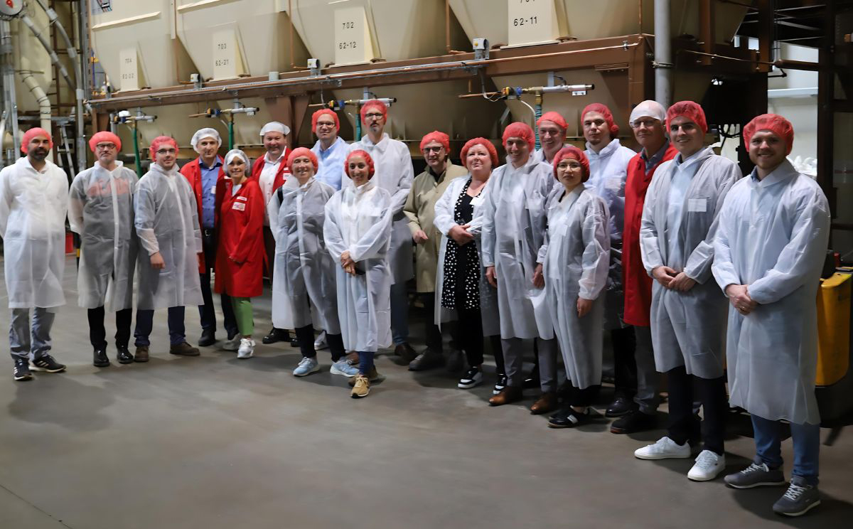 Gruppenfoto Konsortialtreffen des Forschungsprojekts ForestGuard - Entwaldungsfreie Lieferketten bei Schirmer Kaffee GmbH, Dortmund, zur Umsetzung der EU Anti-Entwaldungsverordnung mit Blockchaintechnologie.
