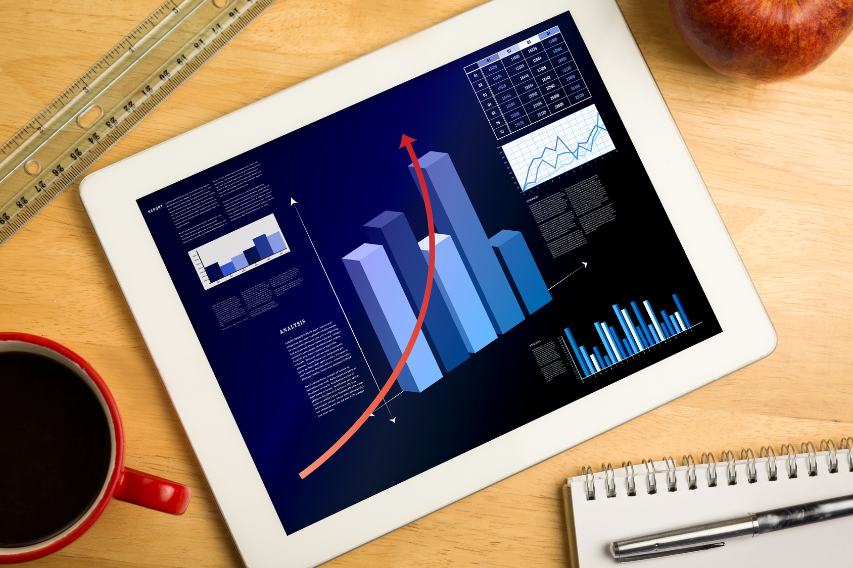 Das Bild zeigt ein Tablet mit Grafiken, die wichtige Kennzahlen der Abfallwirtschaft visualisieren. Benchmarks sind sinnvoll, um die Effizienz und Entwicklung von Abfallmanagementprozessen zu bewerten. Solche Analysen werden auch am Fraunhofer IML durchgeführt.