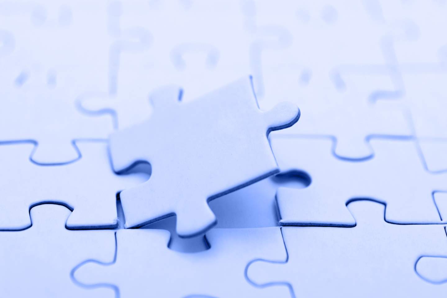 Puzzlestücke symbolisieren das Zusammenfügen einzelner Kompetenzteile im Kontext einer logistischen Optimierung für Unternehmen. Die Dienstleistungen des Fraunhofer IML bedienen u.a. die  Themenfelder Nachhaltigkeit, Kreislaufwirtschaft, Entsorgung, Ressourcenoptimierung und Smart Green City.
