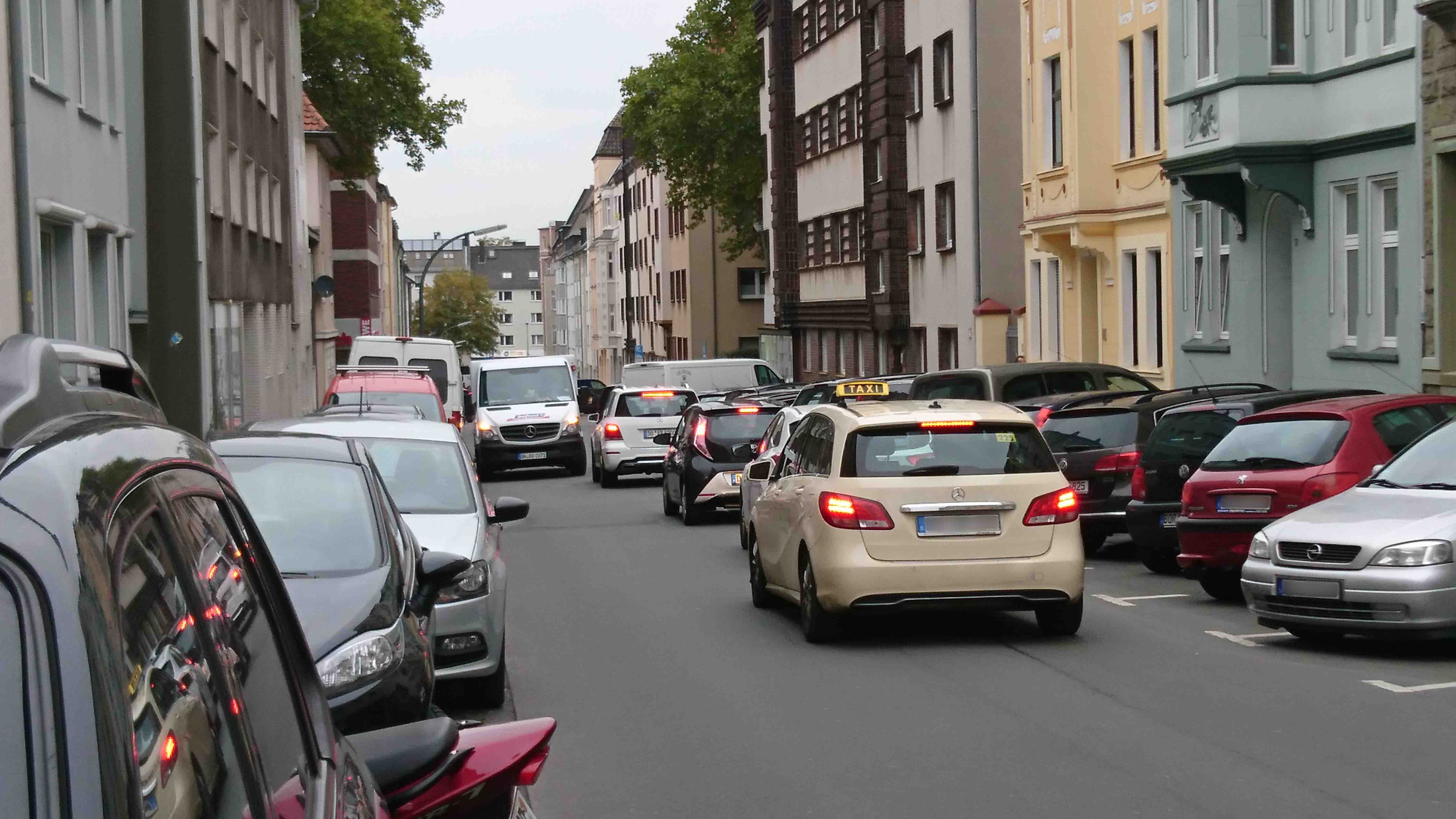 Das Bild zeigt eine Straße mit vielen Autos. Es verdeutlicht die Herausforderungen urbaner Mobilität und den Handlungsdruck im Verkehrssektor.  Das Fraunhofer IML unterstützt bei der Konzepterstellung für neue Mobilitätsformen und Infrastrukturen.