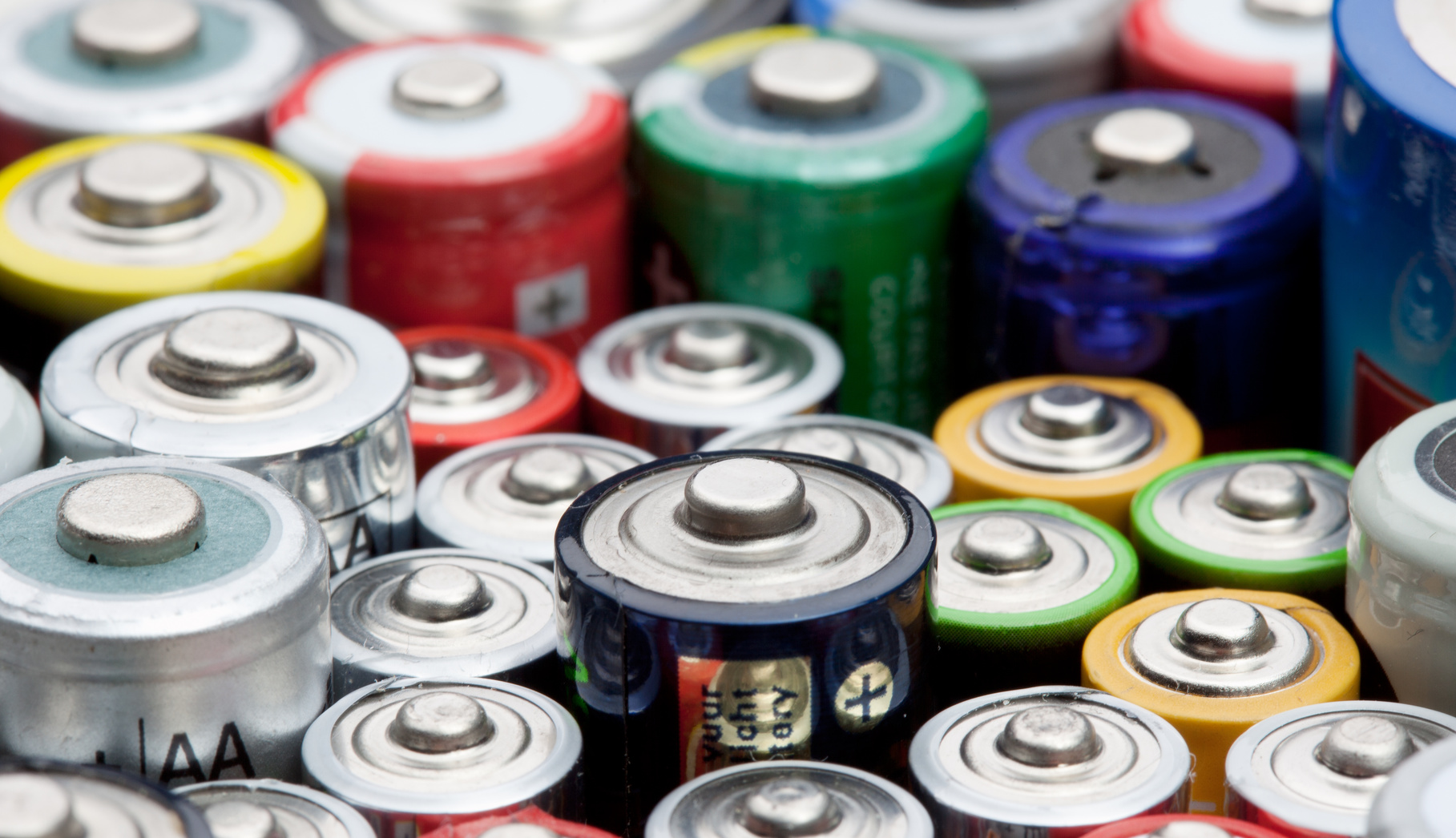 Viele unterschiedlich große Batterien stehen nebeneinander.
