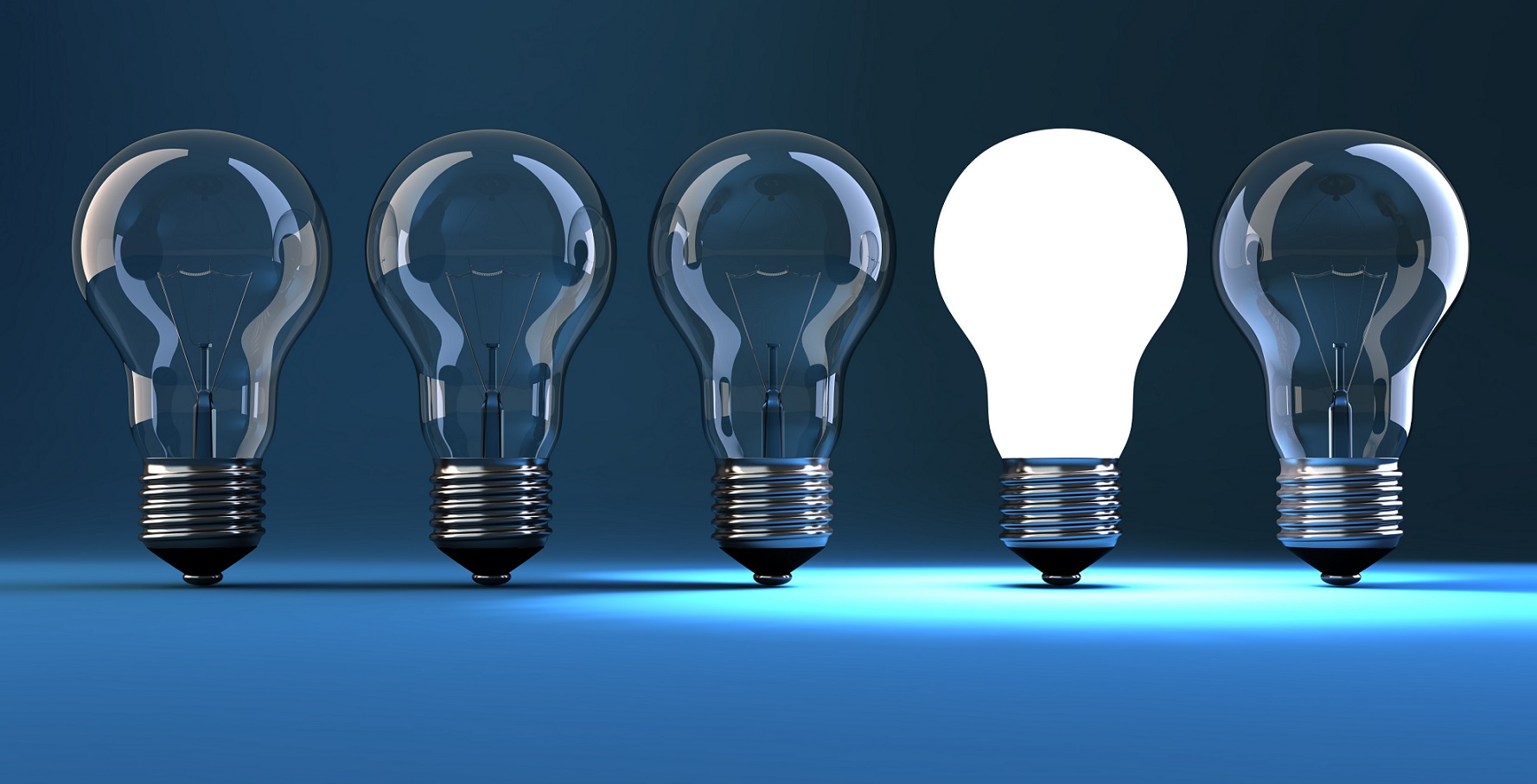 Das Bild zeigt fünf Glühbirnen, von denen eine leuchtet. Es symbolisiert die innovativen Forschungsthemen am Fraunhofer IML, die neue Ideen und Lösungen rund um die Themen Logistik, Nachhaltigkeit und Kreislaufwirtschaft hervorbringen.