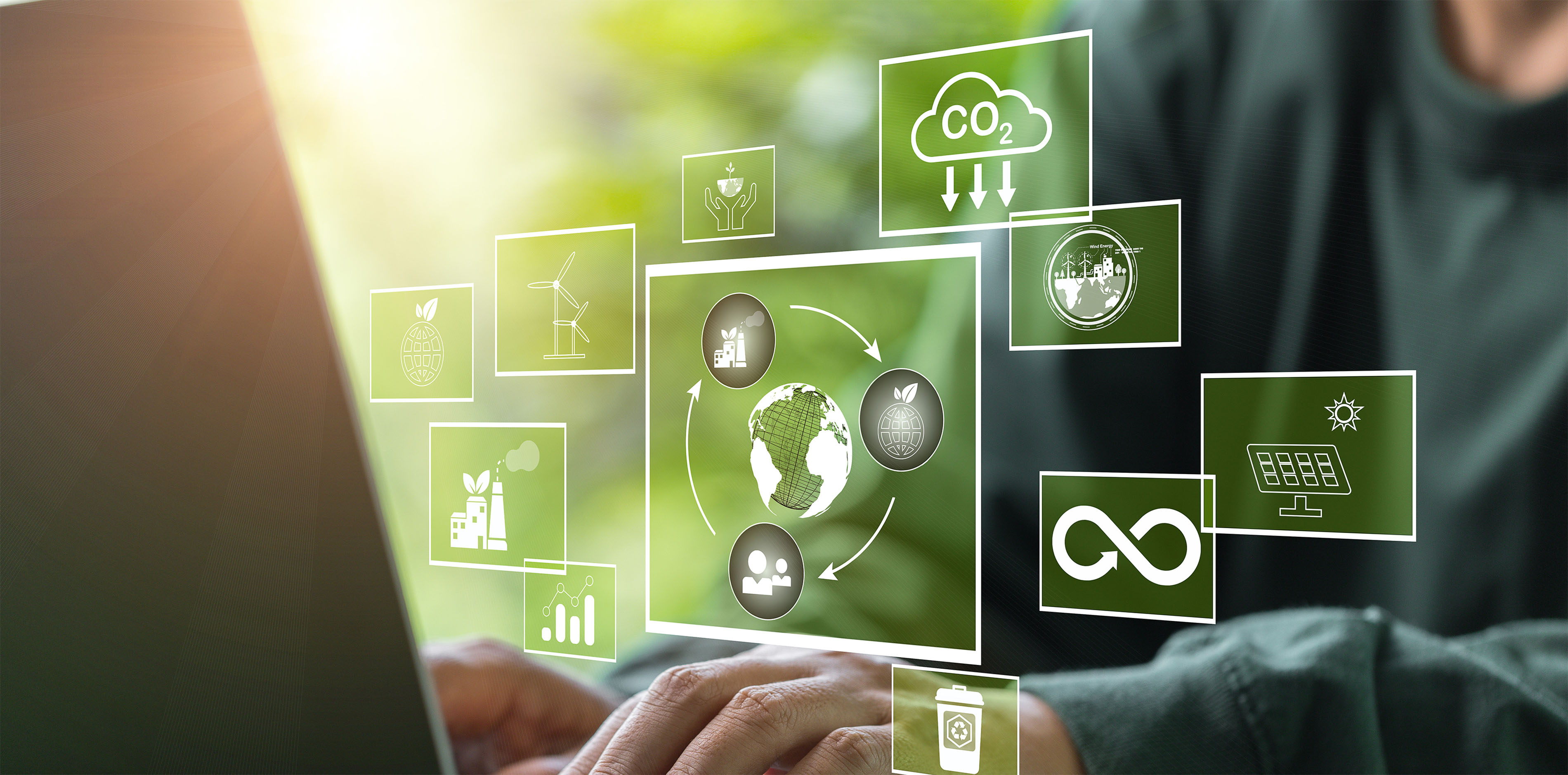 Das Bild zeigt eine Person, die am Laptop verschiedene Analysen zur ökologischen Bewertung durchführt. Das Fraunhofer IML führt ebenfalls Carbon Footprint Analysen für Logistikimmobilien zur Ermittlung von energetischen Optimierungspotenzialen durch.
