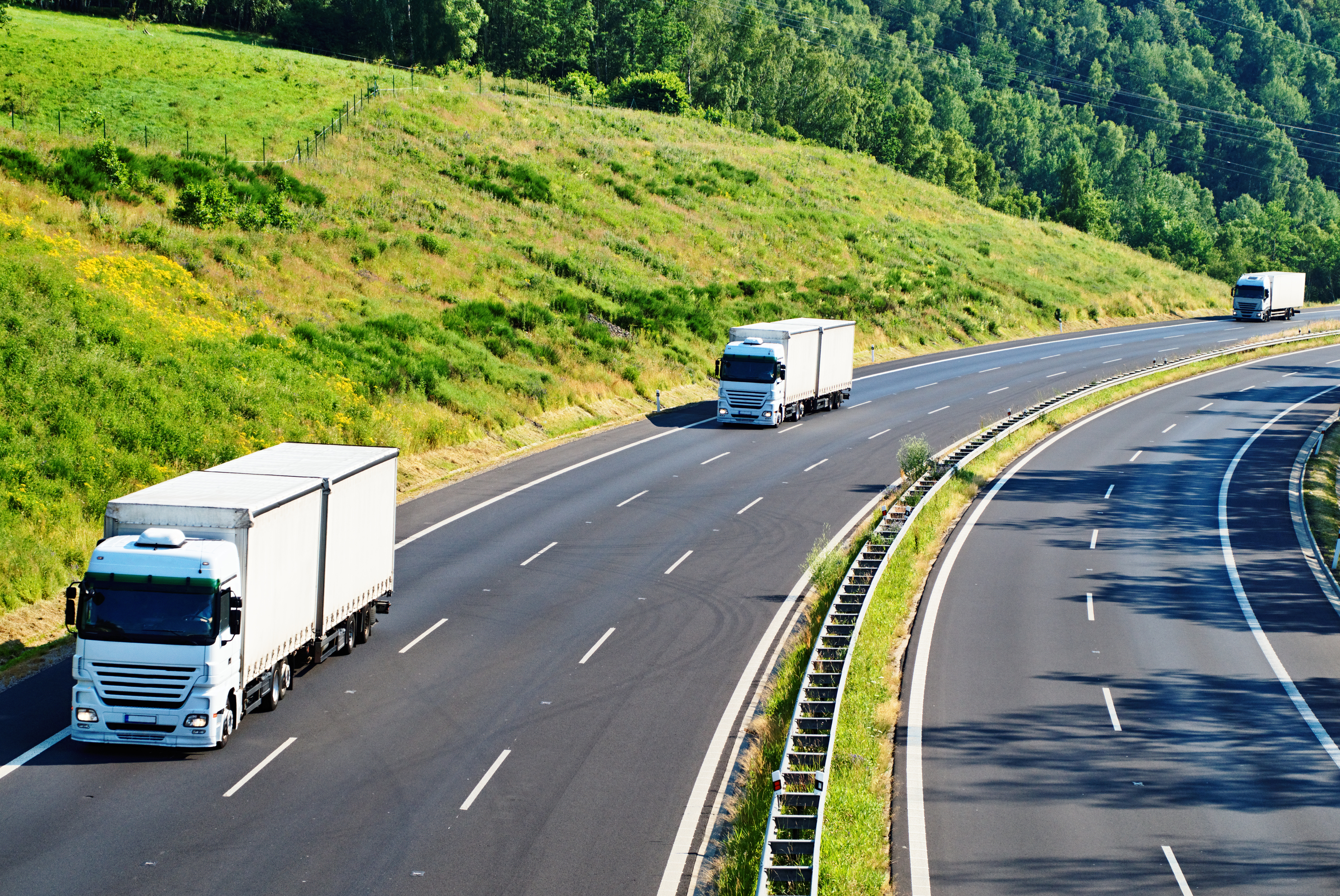 Das Bild zeigt mit LKW befahrene Straßen. In einer Potentialstudie mit dem Fraunhofer IML wurden alternative Antriebsformen im Straßenverkehr untersucht.