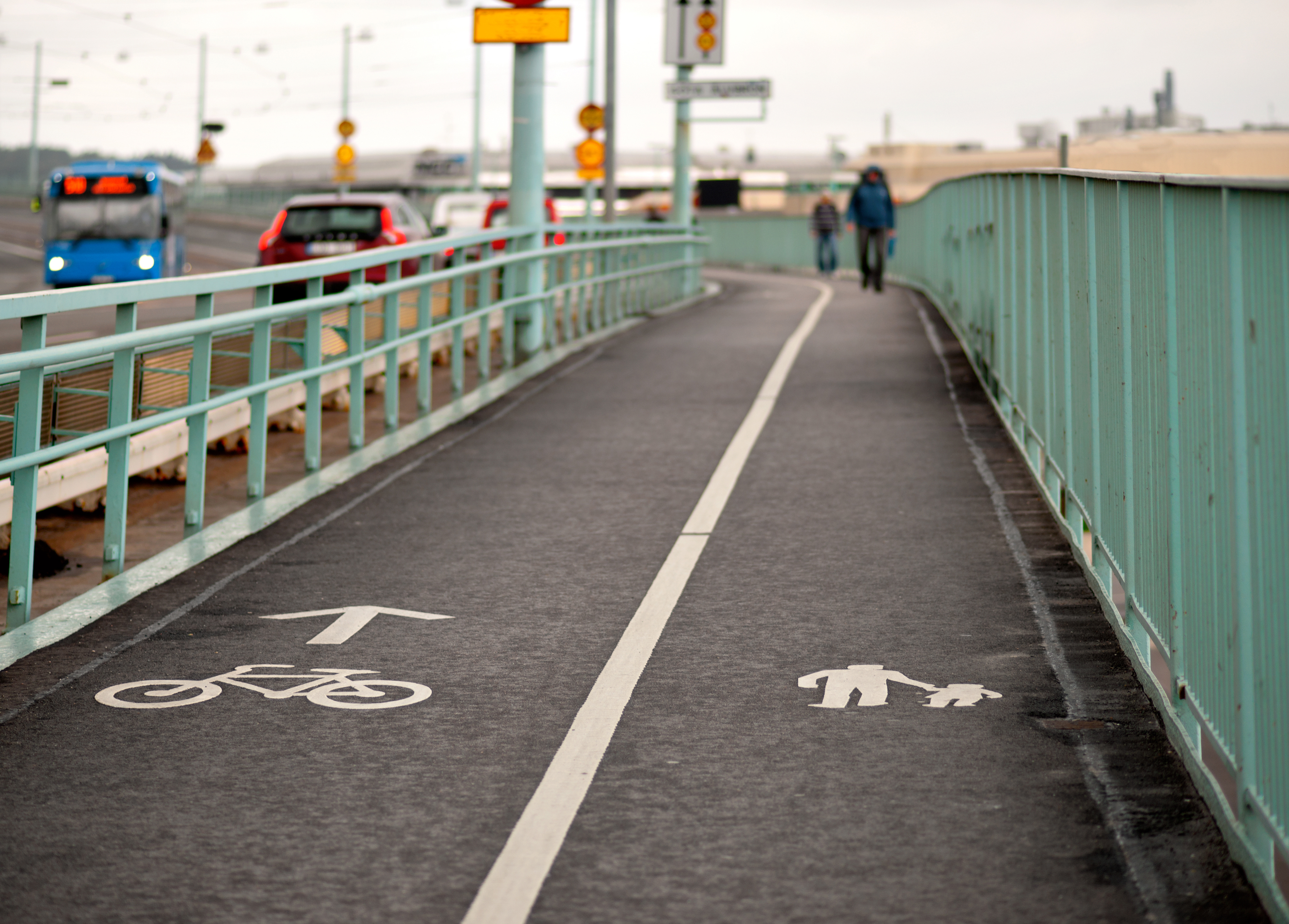 Das Bild zeigt eine Fahrrad- und Fußgängerbrücke. Städte fördern den Ausbau der Fahrrad- und Fußgängerinfrastruktur, um die Verkehrssituation zu verbessern und Radwege abseits des Straßenverkehrs zu schaffen. Unterstützung bei der Konzeptionierung erhalten sie dabei durch das Fraunhofer IML.