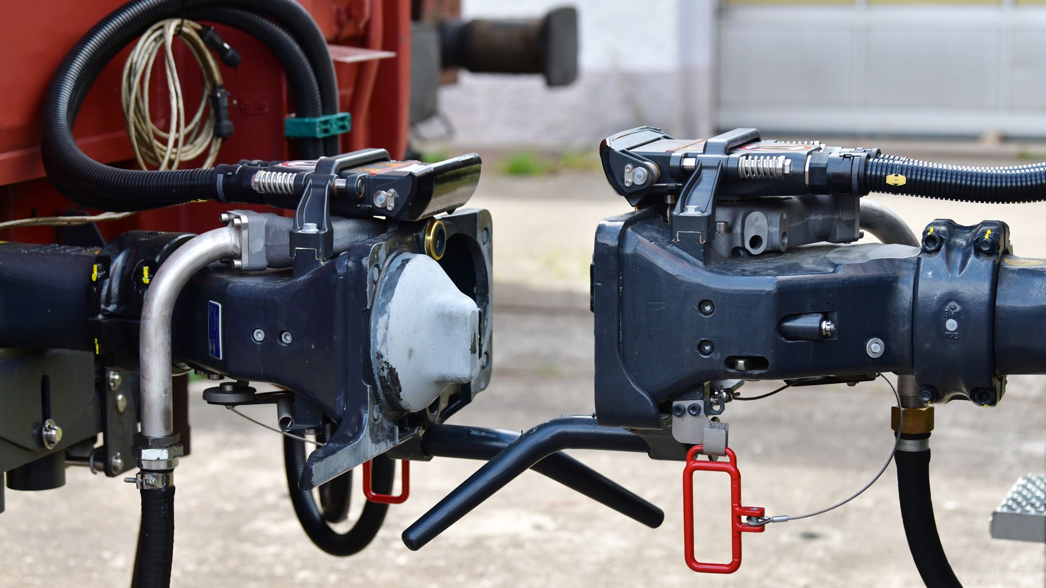 Zwei gegenüberliegende digitale automatische Kupplungen (DAK bzw. DAC) an Güterbahn-Waggons kurz vor dem Kuppeln.