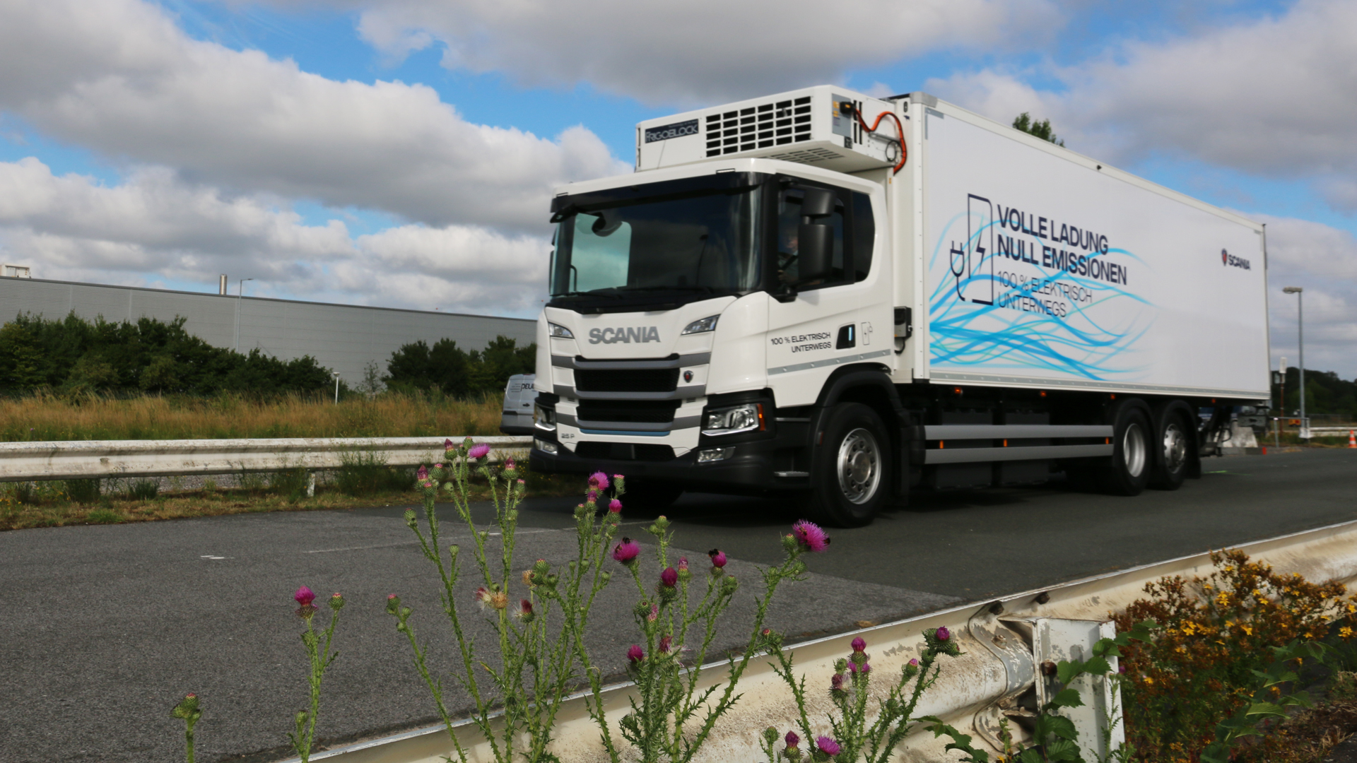 Elektro-LKW fährt Straße entlang