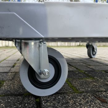 Detailaufnahme eines Transportrollenrads an einem Rollbehälter mit weicherem Oberflächenmaterial zur geräuscharmen Bedienung.