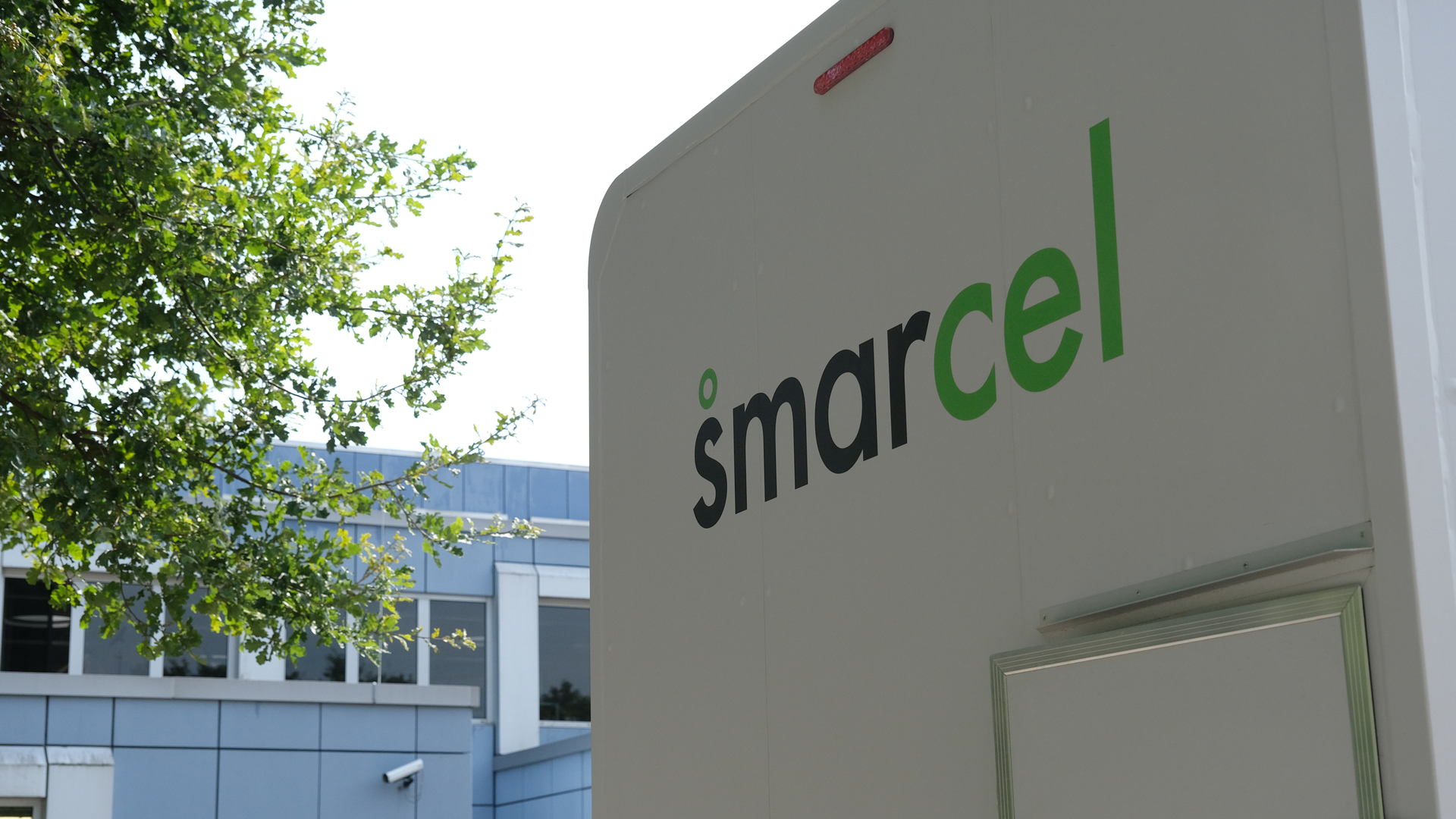 Ein Smarcel-Paketmobil vor dem Fraunhofer Institut in Dortmund. Smarcel ist eine innovative Logistiklösung für die Urbane Logistik.