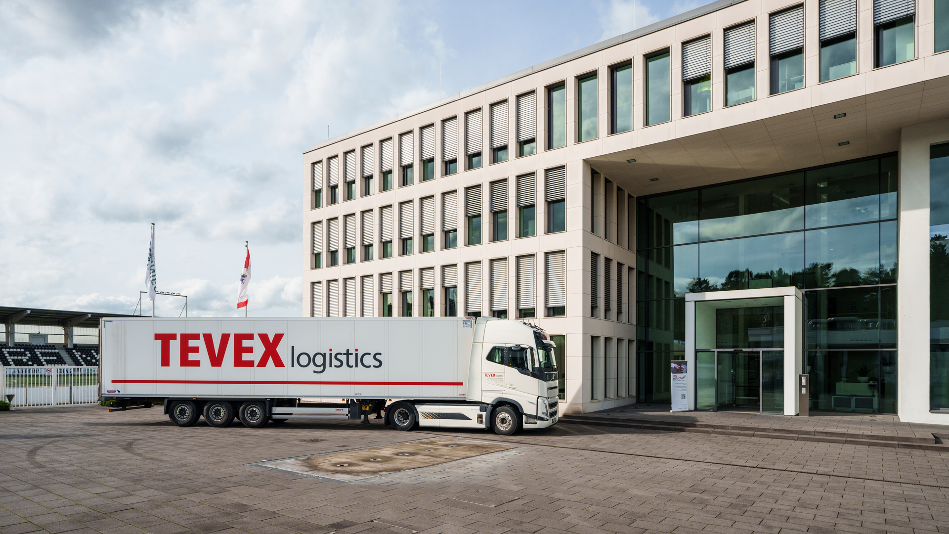 Ein Lkw von Tevex Logistics GmbH steht auf dem Vorplatz der Geschäftsstelle in dem die Veranstaltung "Logistik.bewegen 2024" stattfindet