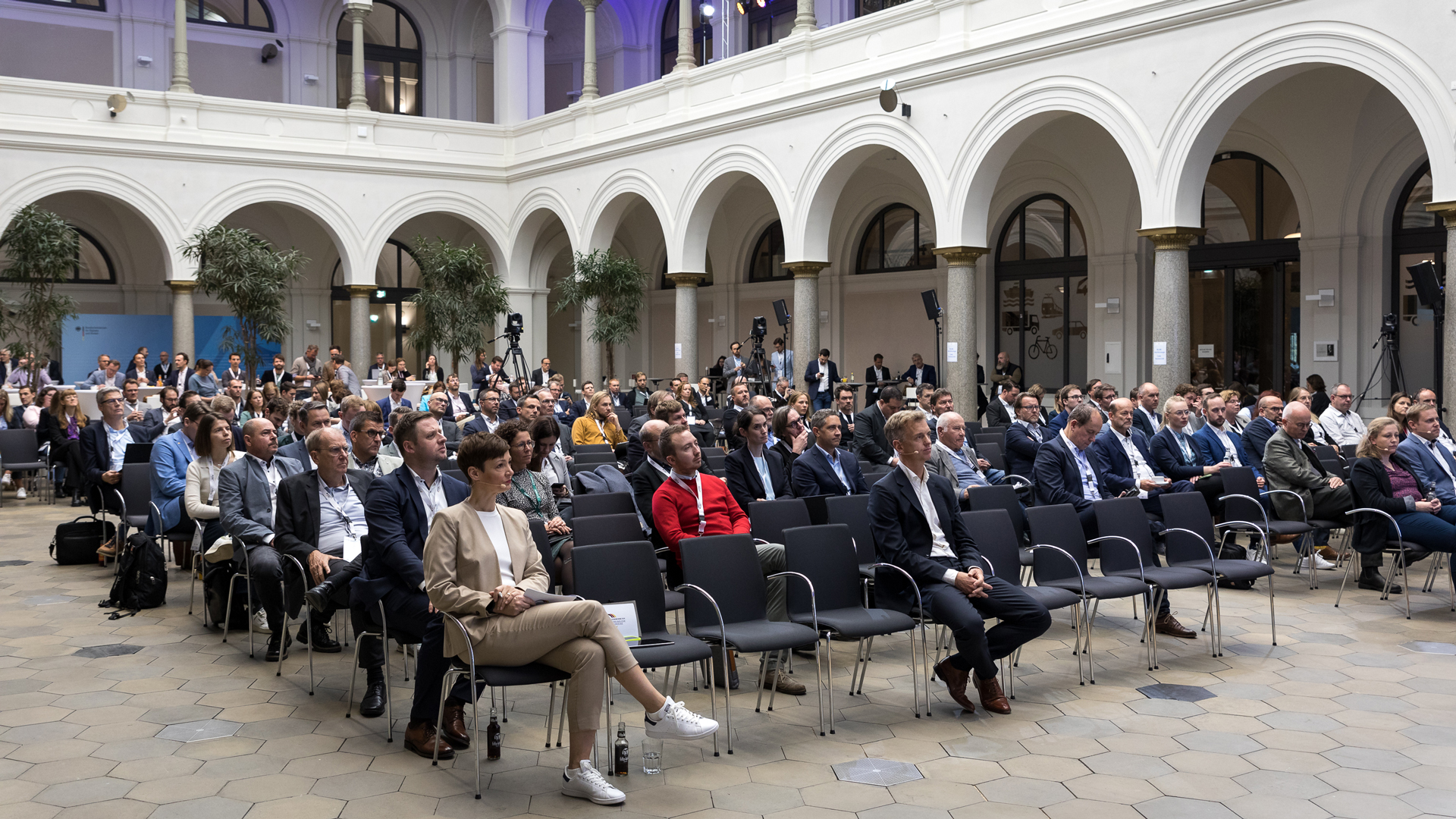 Das Publikum der BMDV-Fachkonferenz „Klimafreundliche Nutzfahrzeuge“ hört dem Vortrag von Daniela Kirsch, Fraunhofer IML, zu.