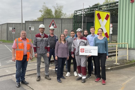 laermcheck-projektteam-projekt-ANC Das Team zum Projekt Active Noise Control Lärmmonitoring per KI des Fraunhofer IML zusammen mit Dortmunder Eisenbahn Infrastruktur GmbH und der thyssenkrupp Steel Europe AG. Dr. Agnes Eiband erste von rechts und Daniel Scheible zweiter von rechts vom Fraunhofer IML in Dortmund.