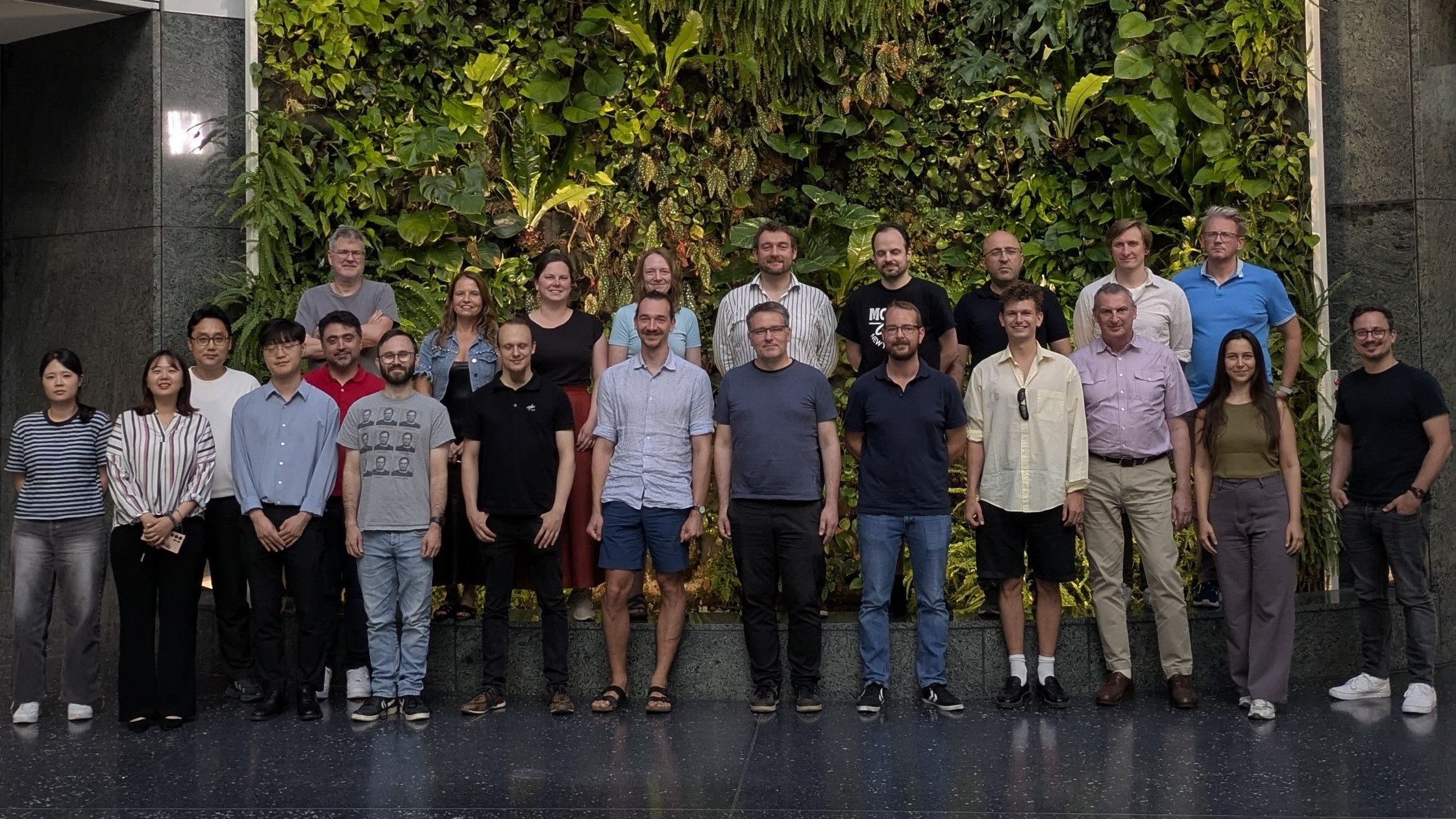 Ein Gruppenfoto der Teilnehmer am Konsortialtreffen des ITEA Projekts Optimal-LOADS in Berlin, das sich mit der Digitalisierung  logistischer Lieferketten, mittels DataSpaces und KI-Services beschäftigte. Das Projekt möchte  Informationsflüsse und Prozesse in der Logistik effizient und zukunftssicher gestalten.
