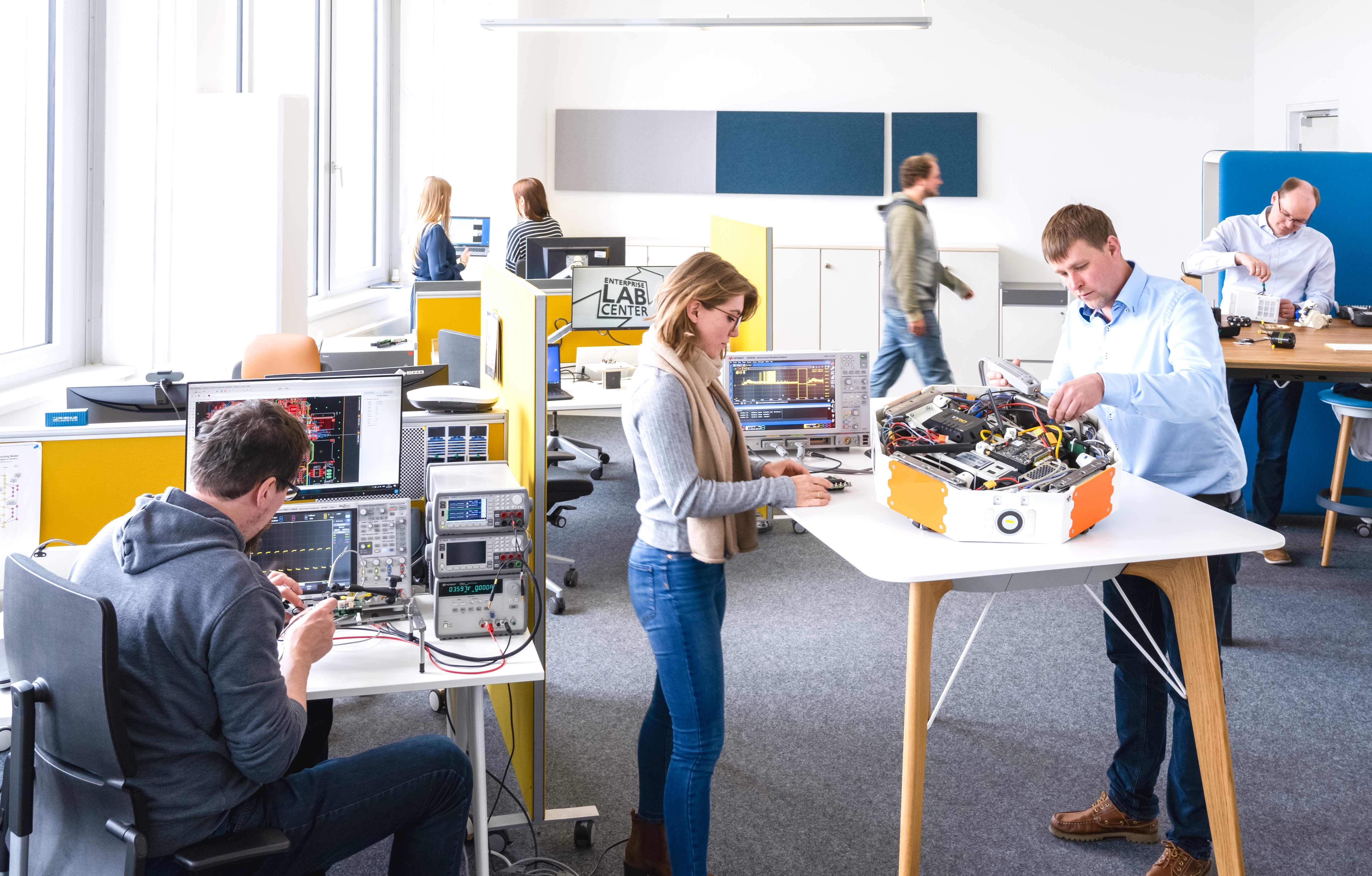 Mitarbeitende der Open Labs arbeiten an verschiedenen Projekten.