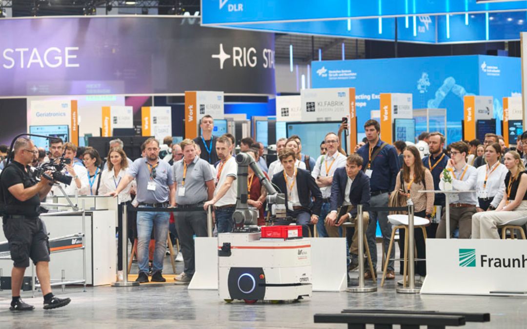 Das Bild zeigt eine Szene im Zusammenhang mit der Automatica 2025, die Technologie oder Automatisierung thematisiert.