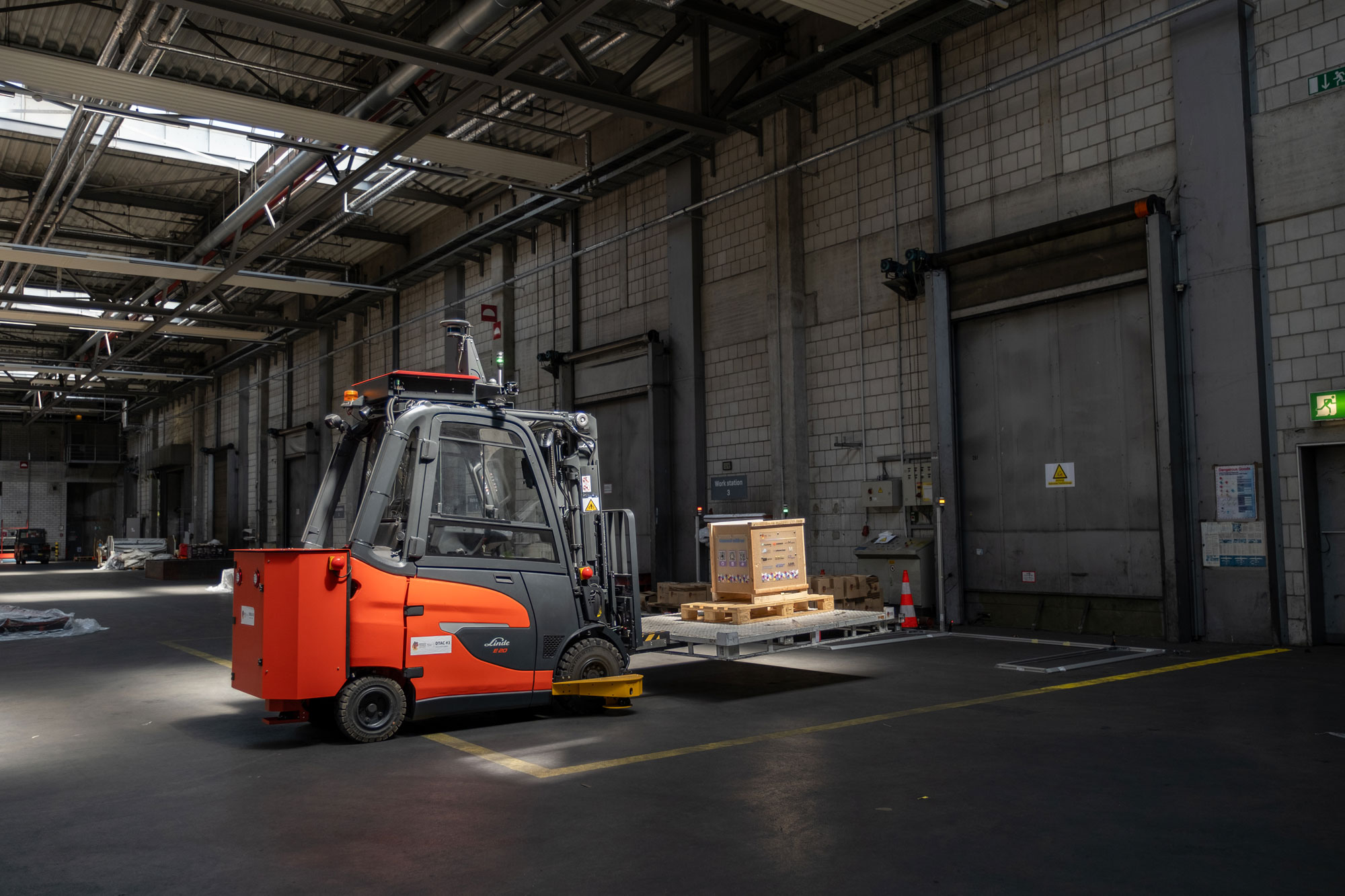 Autonom gesteuerter Gabelstapler von Fraunhofer IML setzt Großlagerpalette bei der Luftfrachtabfertigung am Flughafen München ab während der Vorführung des Forschungsprojekts DTAC.