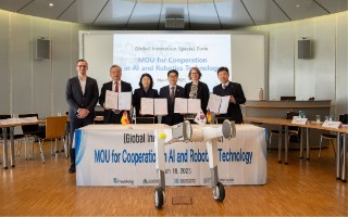 Das Bild zeigt ein Gruppenbild von Vertretern des Fraunhofer IML und des südkoreanischen Daegu Mechatronics & Materials Institute (DMI)
