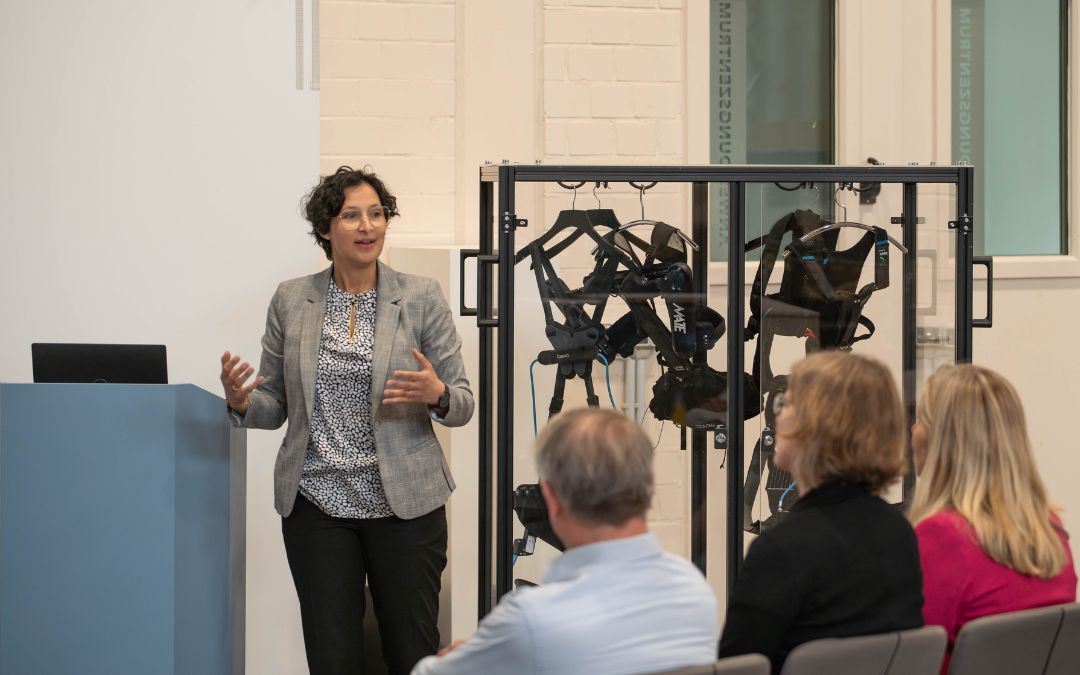 Kerstin Radomski besucht Fraunhofer IML Das Foto zeigt die Präsentation industrieller Exoskelette für die Logistik