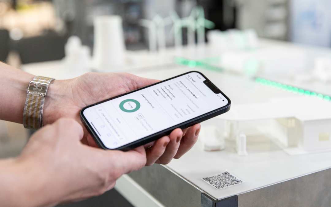 Hände die ein Smartphone halten als Symboldbild für H2-Trust des Projekts DUH-IT, welches eine Open-Source-Lösung des Fraunhofer IMLs ist, die den Nachweis von Nachhaltigkeit in der Wasserstoffwirtschaft zu digitalisieren.