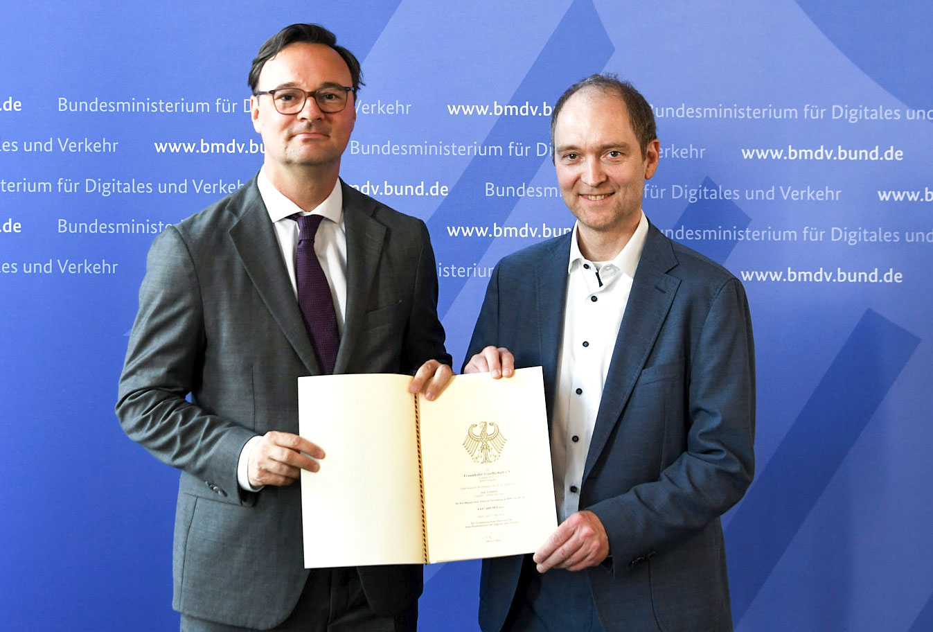 Oliver Luksic, Parlamentarischer Staatssekretär übergibt Förderbescheid an Dr. Harald Sieke, Abteilungsleiter Luftverkehrslogistik am Fraunhofer IML und Gesamtprojektleiter von DTAC