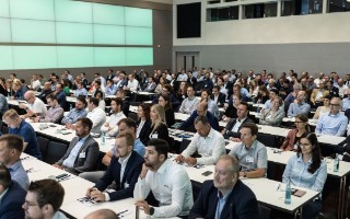 Zukunftskongress Logistik Viele Menschen an Tischen sitzend in einem Kongress