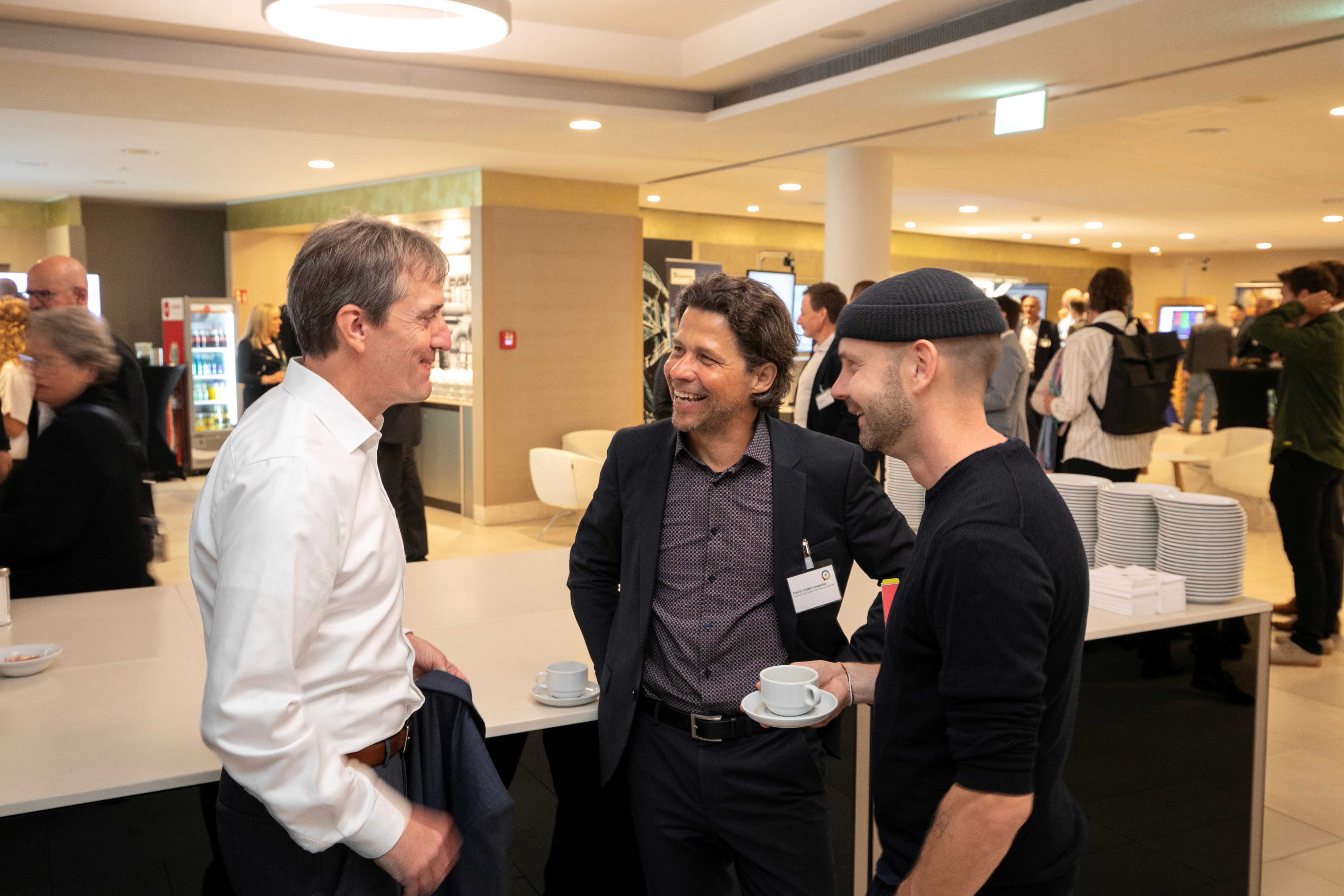 Teilnehmer:innen vernetzen sich aktiv im Saal während der Networking-Session beim Zukunftskongress Logistik