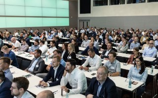 Teaser - Zukunftskongress Logistik – 43. Dortmunder Gespräche Das Publikum beim Zukunftskongress Logistik, am Tisch sitzend