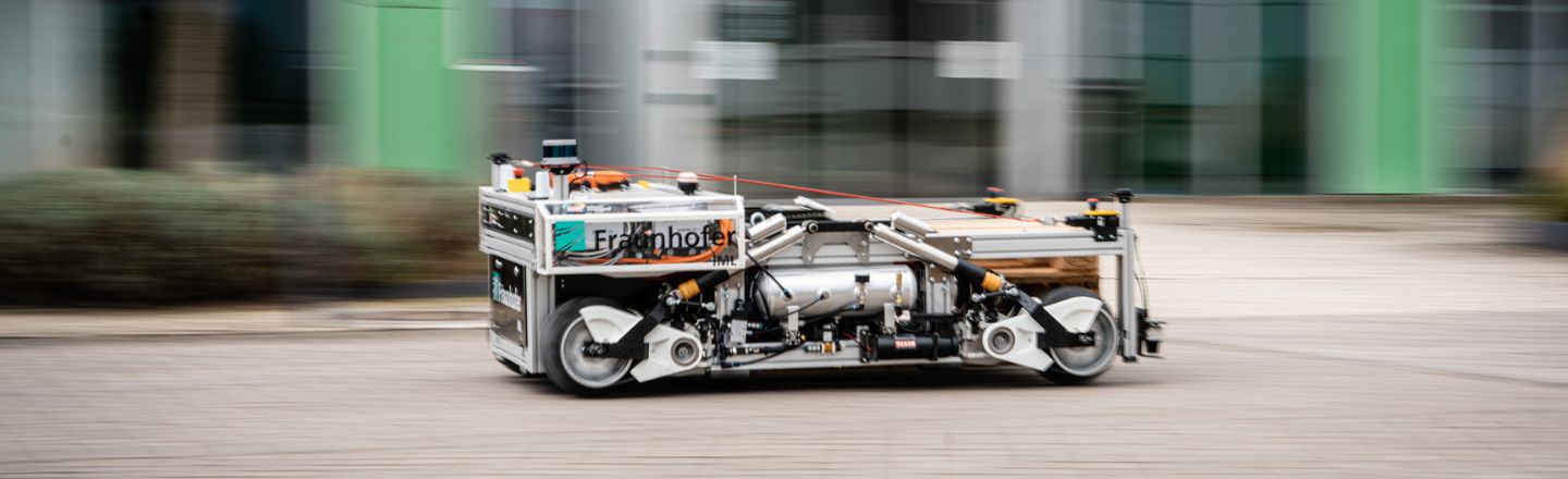Auf dem Bild ist der Fahrerlose Transportroboter Odyn im Einsatz zu sehen
