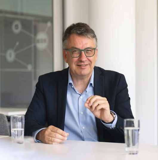 Fraunhofer IML Institutsleiter Uwe Clausen am Tisch sitzend