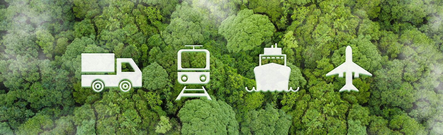 Das Bild zeigt Symbole für nachhaltige Transportmittel als Teil der Circular Economy vor einer grünen Baumlandschaft.