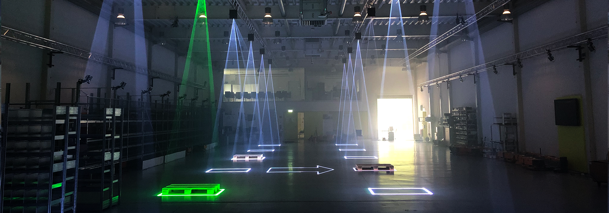 Das Bild zeigt das Pace Lab mit aktivierten Lasern, die als Wegmarkierungen dienen.