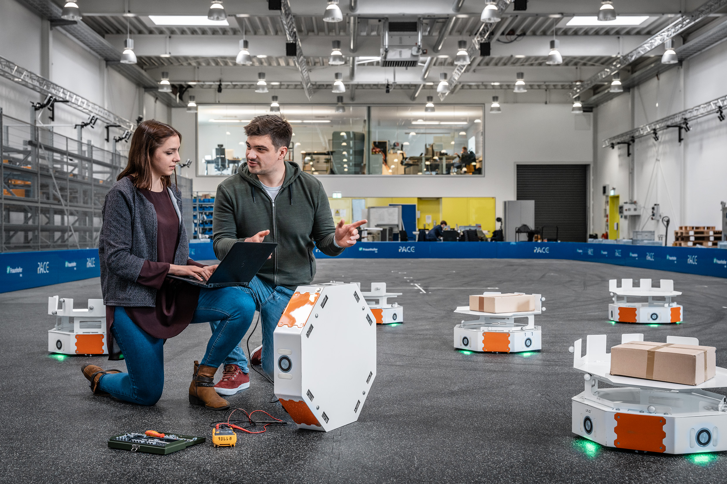 Das Bild zeigt einen Roboter in der Entwicklung