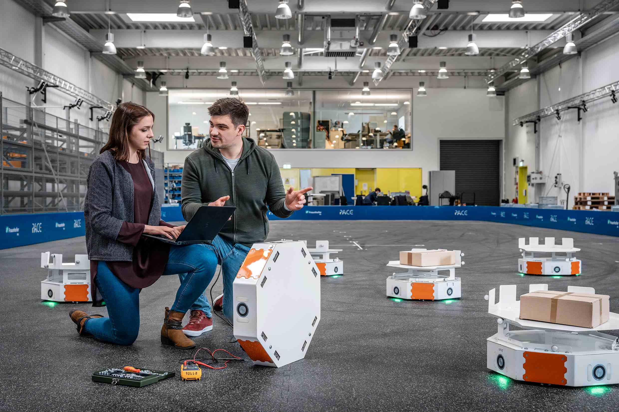 Das Bild zeigt einen Roboter in der Entwicklung