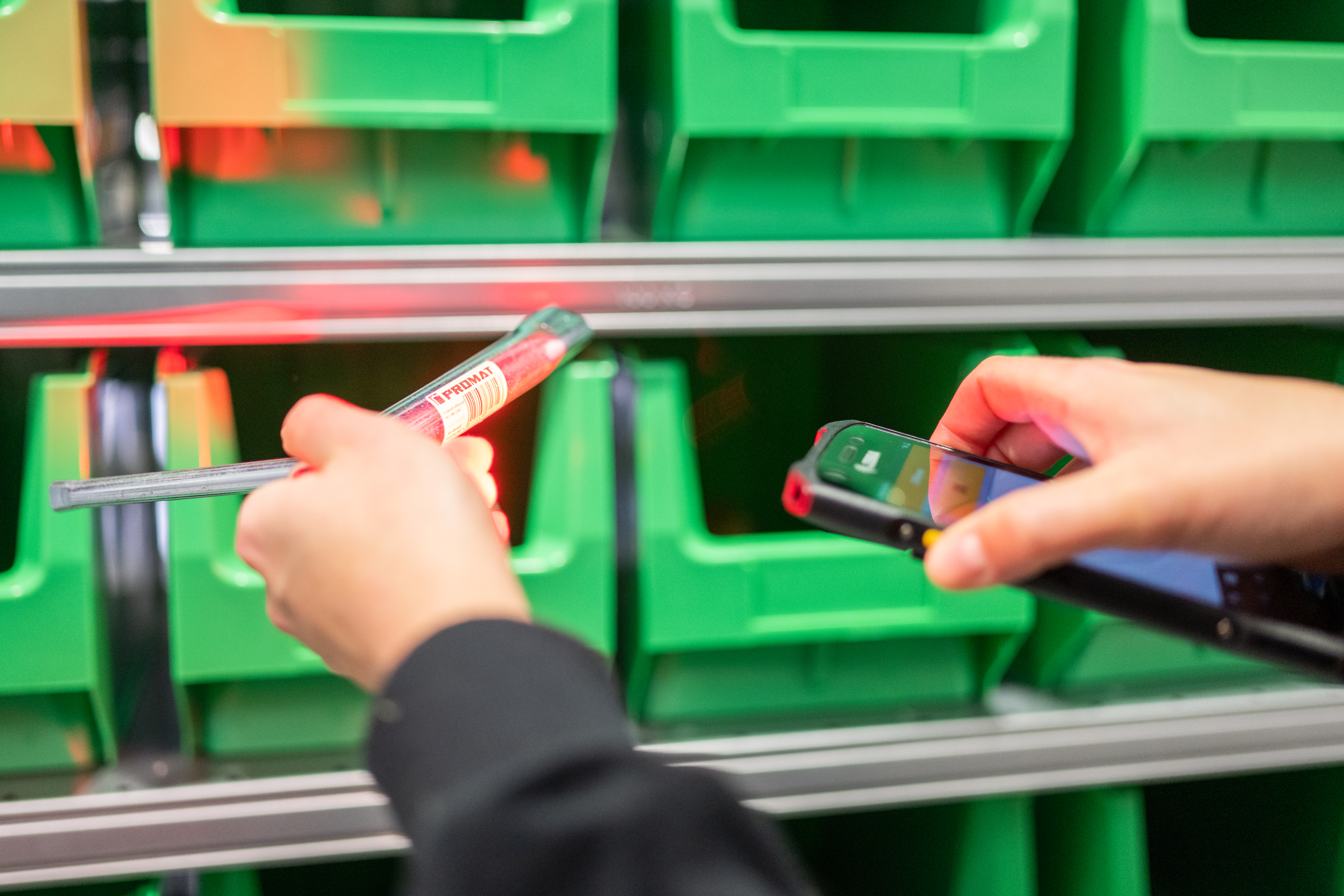 Eine Person nutzt  Pick by Scan Technologie im Picking Lab