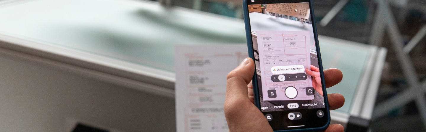 Person scannt Frachtbrief mit Smartphone; InstaScan digitalisiert Transportdokumente per KI und erzeugt maschinenlesbare JSON‑Daten.