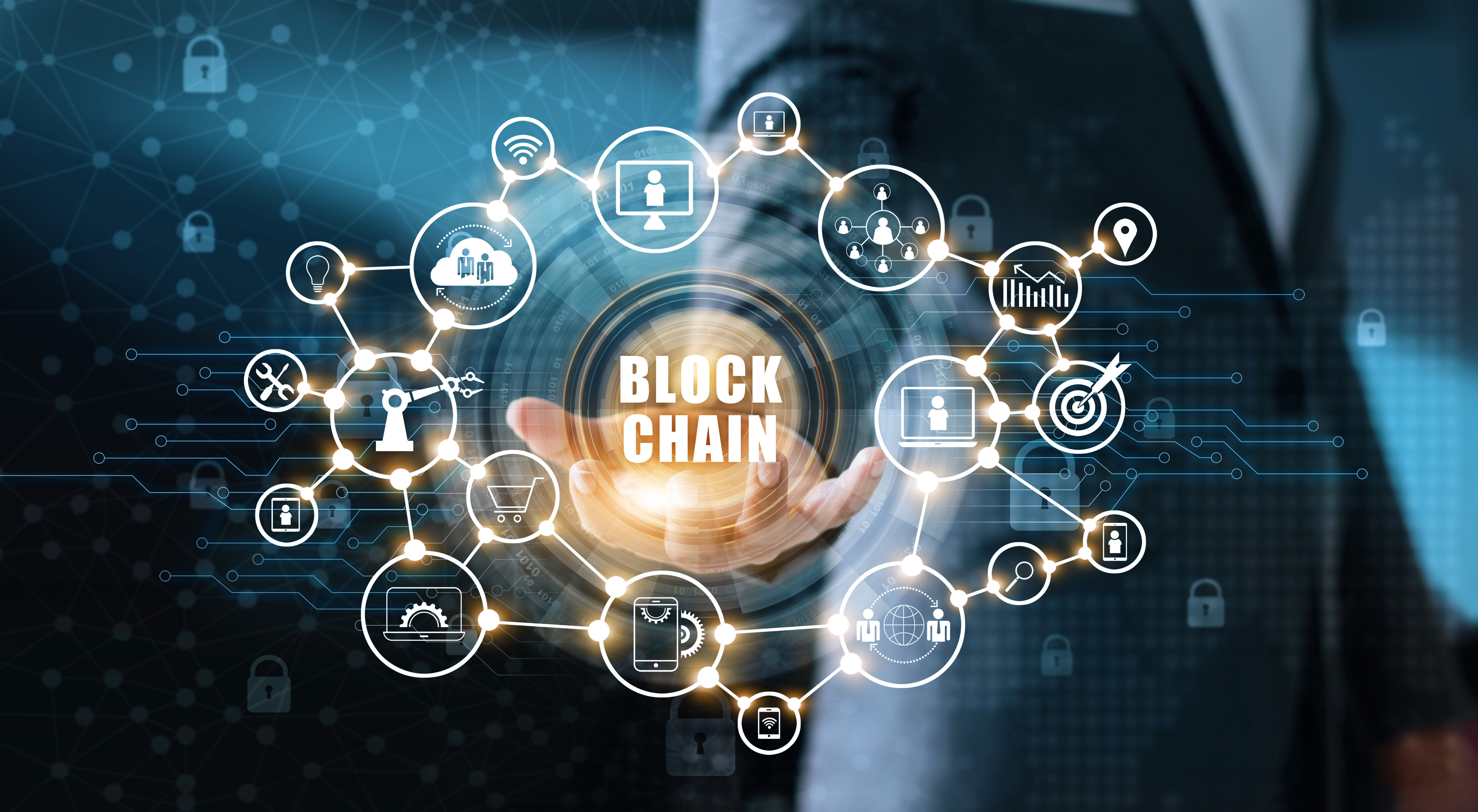 Geschäftsmann hält Text Blockchain in der Hand mit dem Symbol der Netzwerkverbindung 
