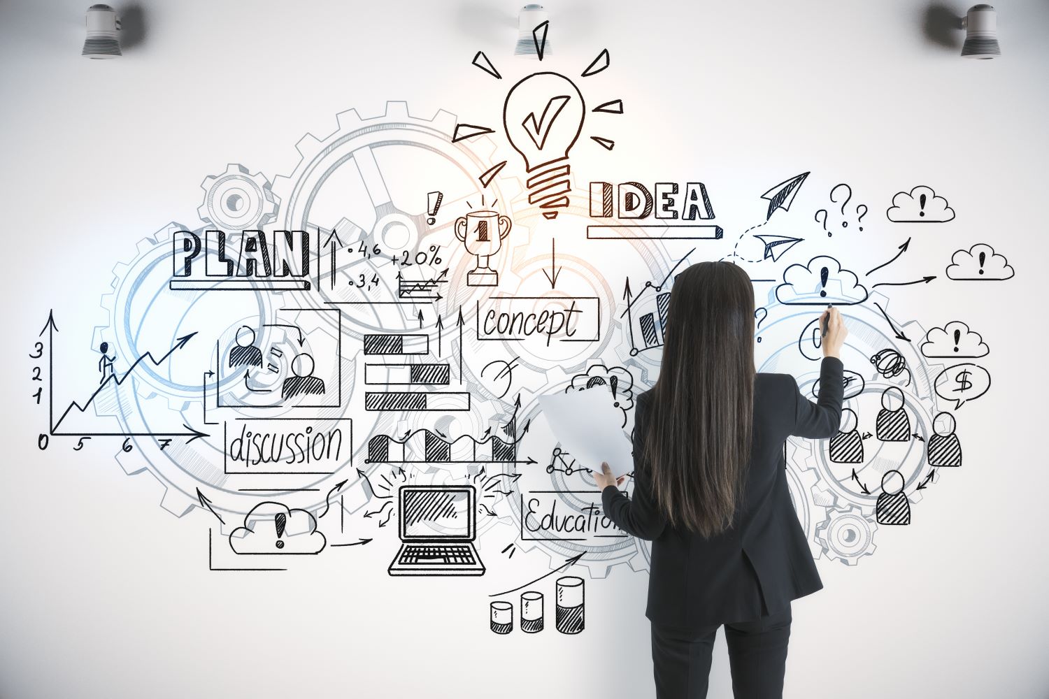A woman stands in front of a concept board. This is meant to symbolize strategic innovation management.
