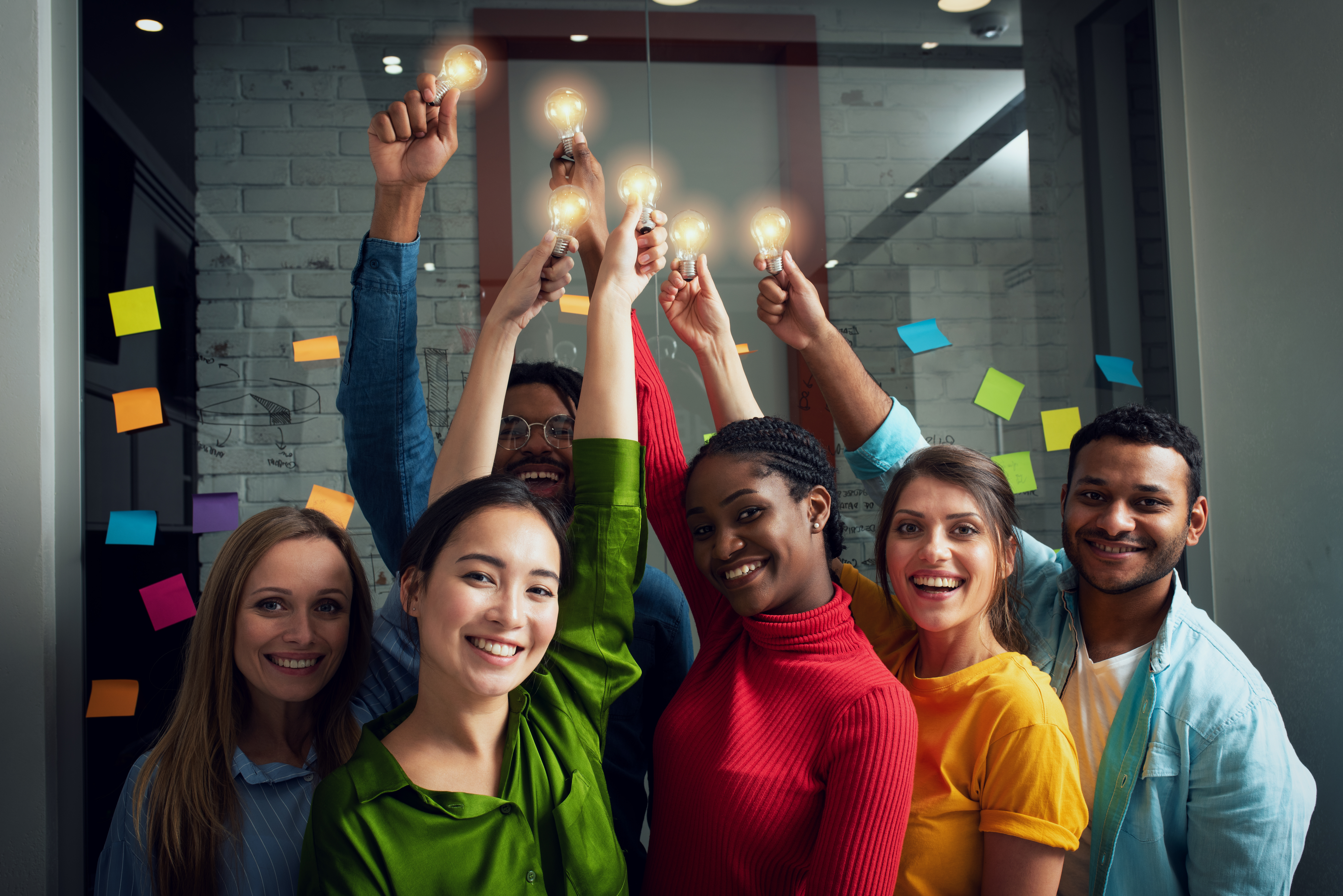 Teamarbeit und Brainstorming-Konzept mit Geschäftsleuten, die eine Idee mit einer Lampe teilen. Konzept Unternehmen Startup