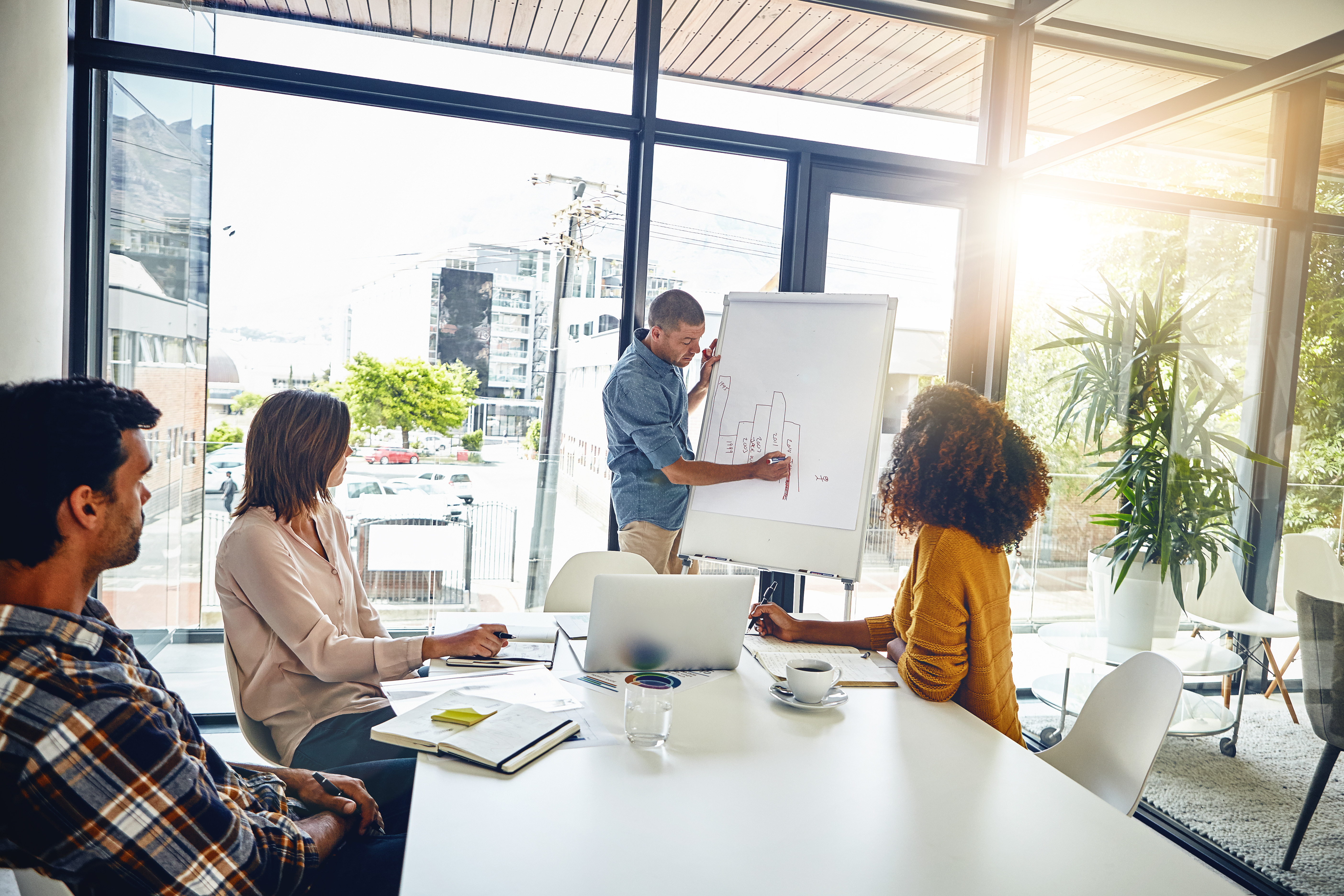 Präsentation, Whiteboard und Diagramme für Meetings, Verkauf und Projektion für Strategiegespräche mit dem Team. Sitzungssaal, Daten oder Analysen für Planer oder Führungskräfte, Moderation oder Workshop im Büro.