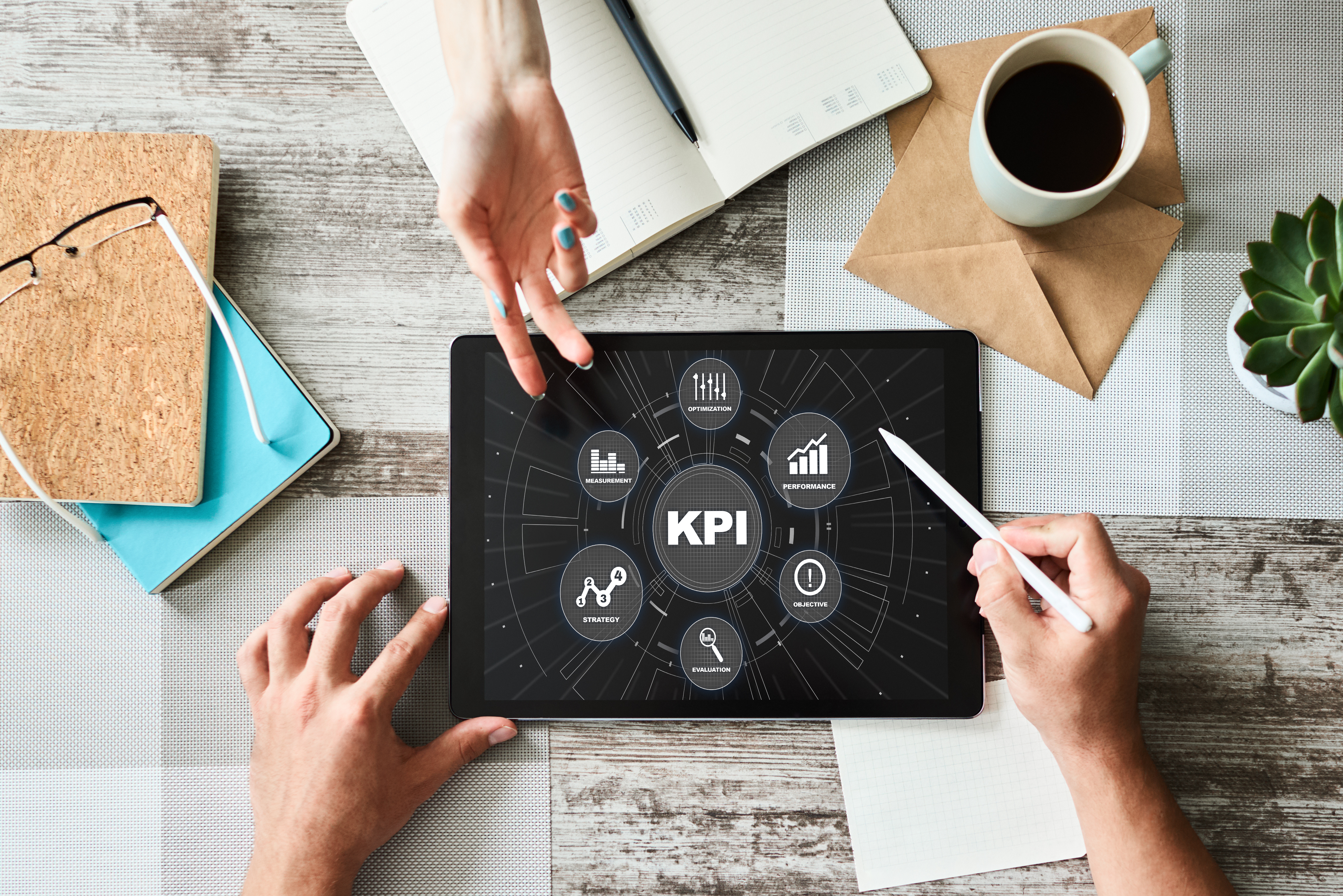 Zwei Personen besprechen KPIs zur Potentialberatung auf einem iPad.
