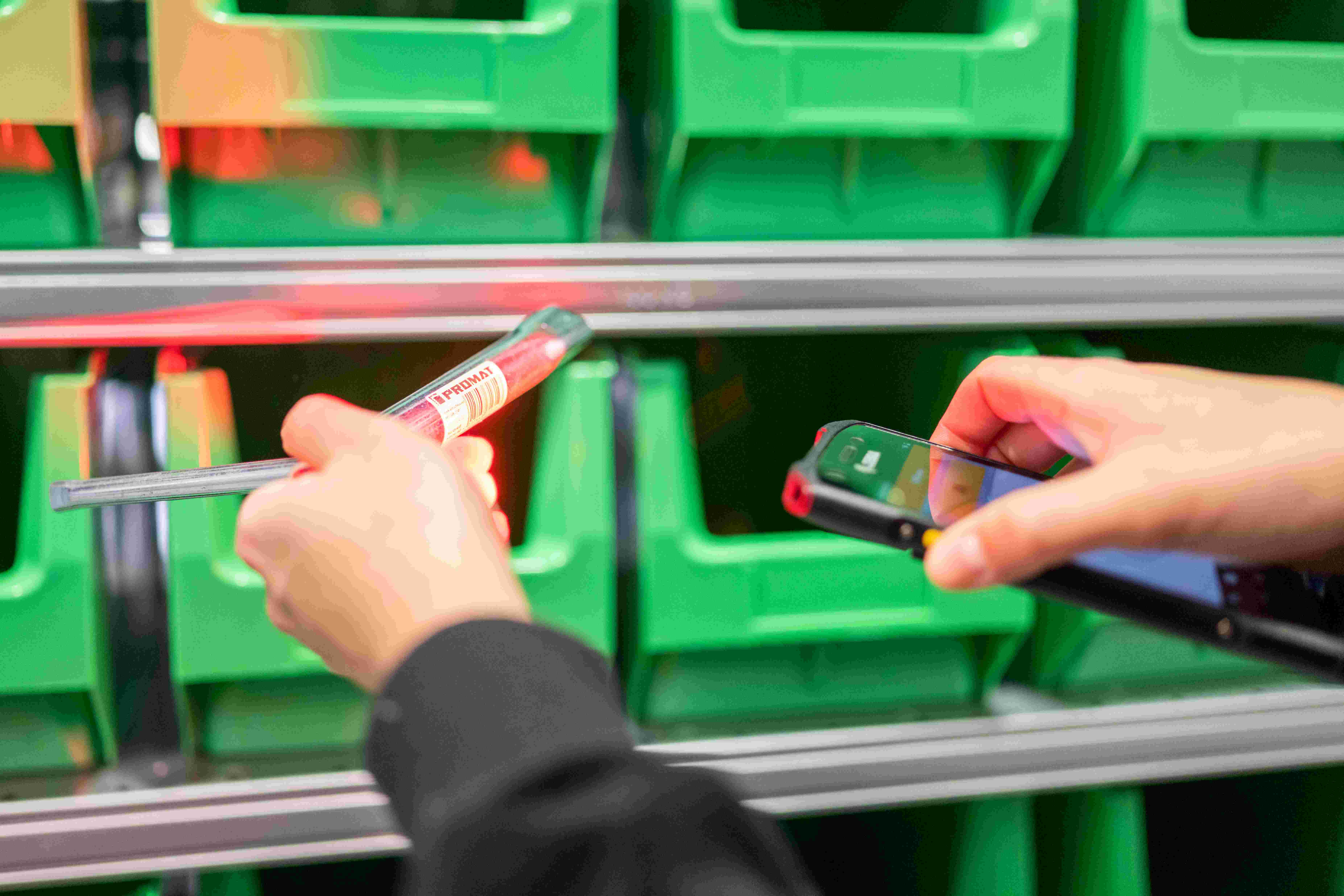 Eine Person nutzt  Pick by Scan Technologie im Picking Lab