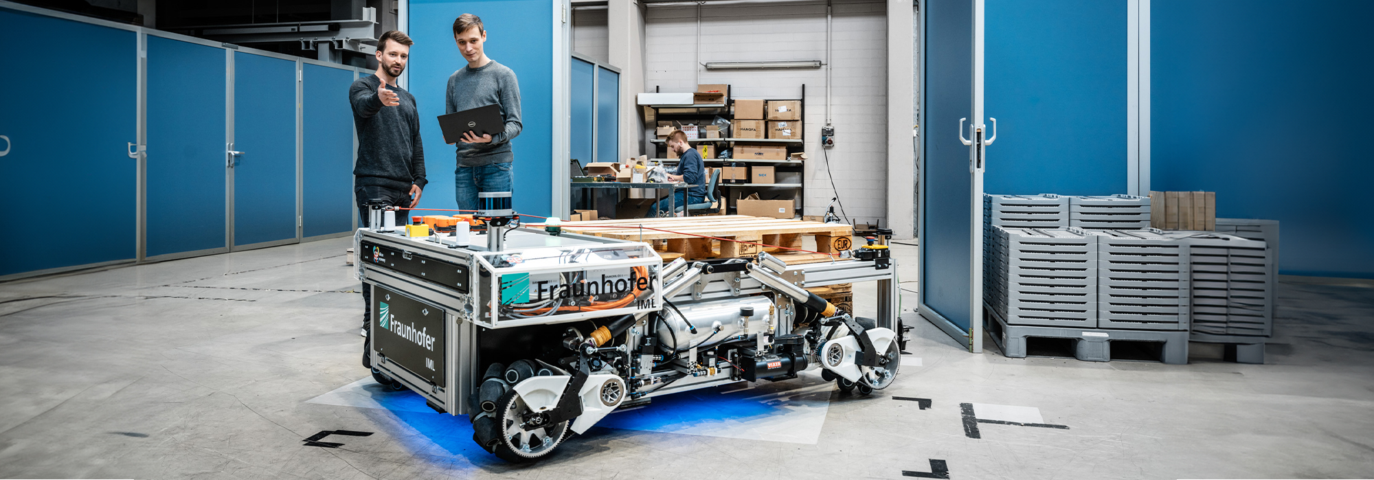 Prototypenzentrum Transportroboter Odyn Entwickler stehen neben dem Transportroboter Odyn.