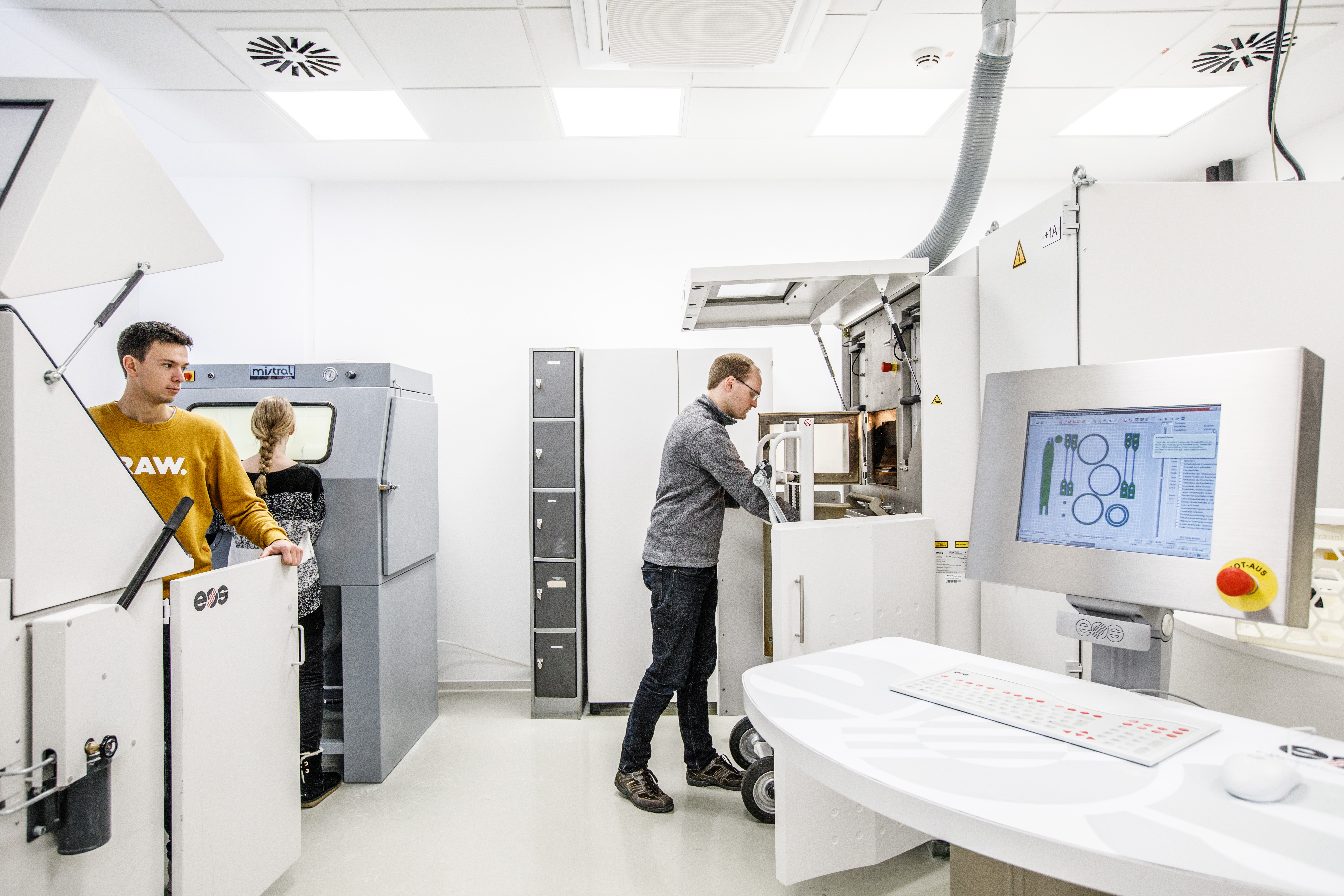 Mitarbeitende nutzen 3D Drucker für die Prototypenentwicklung.